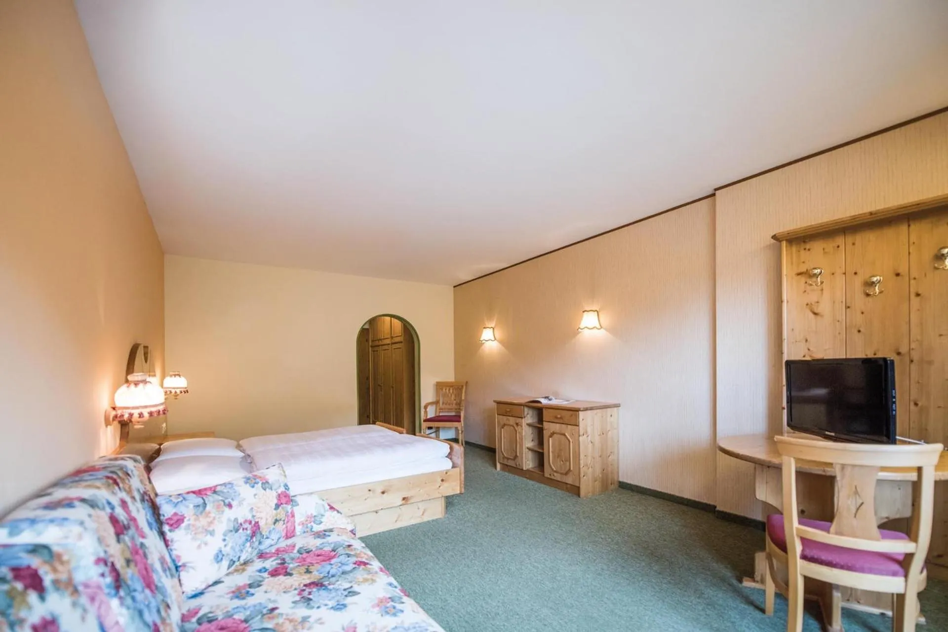 Bedroom, Bed in Hotel Edelweiss