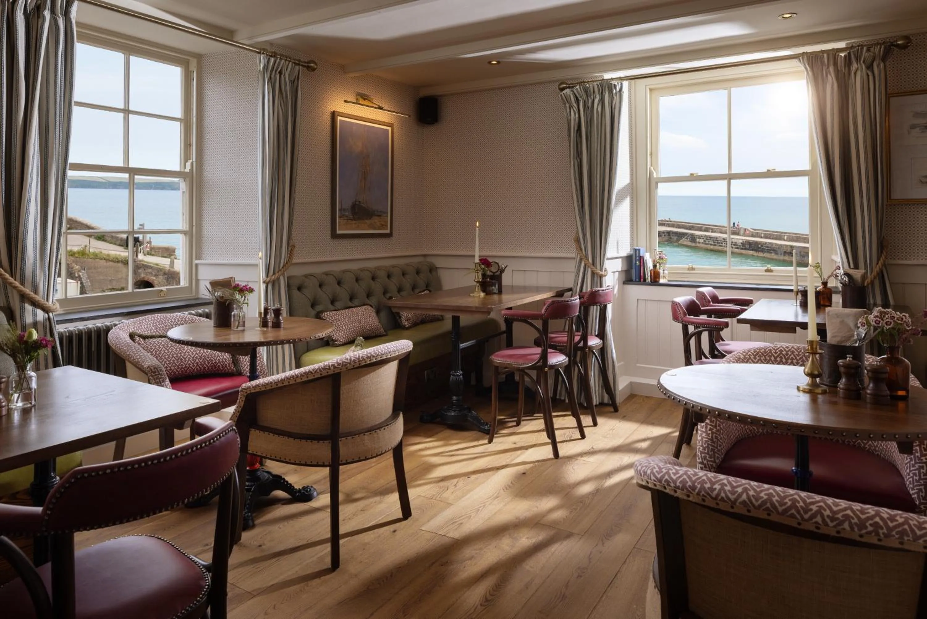 Restaurant/places to eat in Pier House