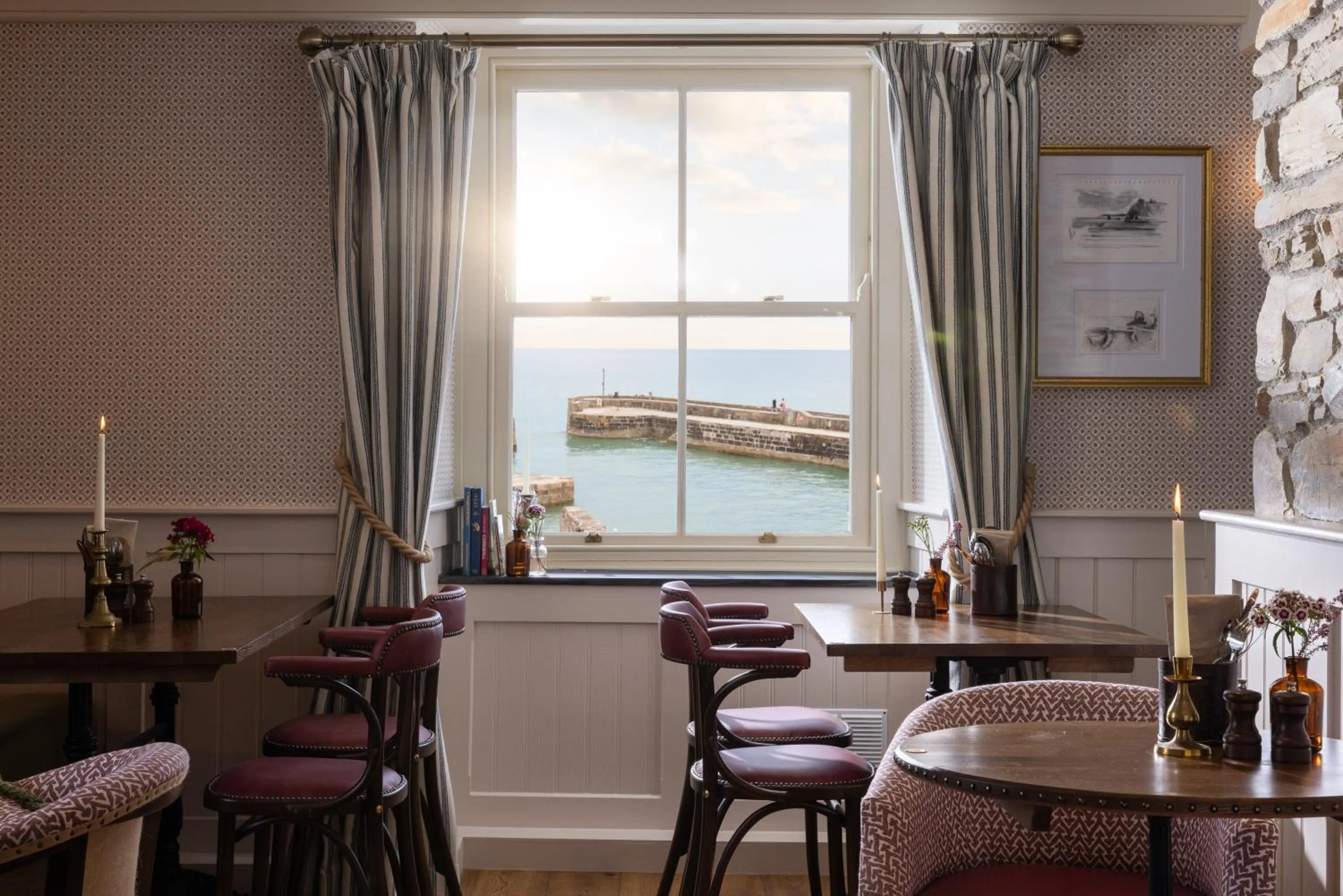 Restaurant/places to eat in Pier House