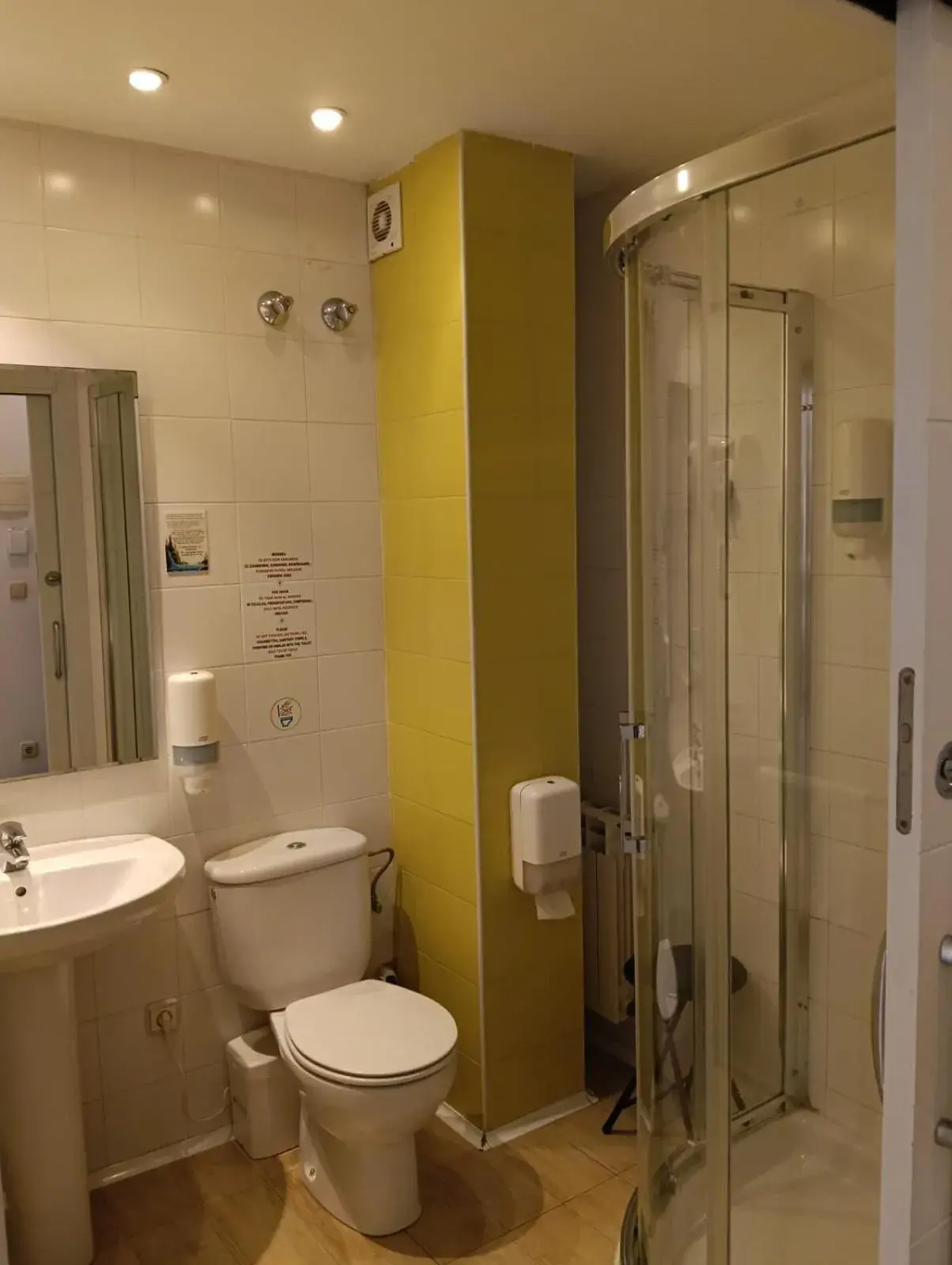Small Double Room in Ekia Pentsioa Small Double Room in Ekia Pentsioa