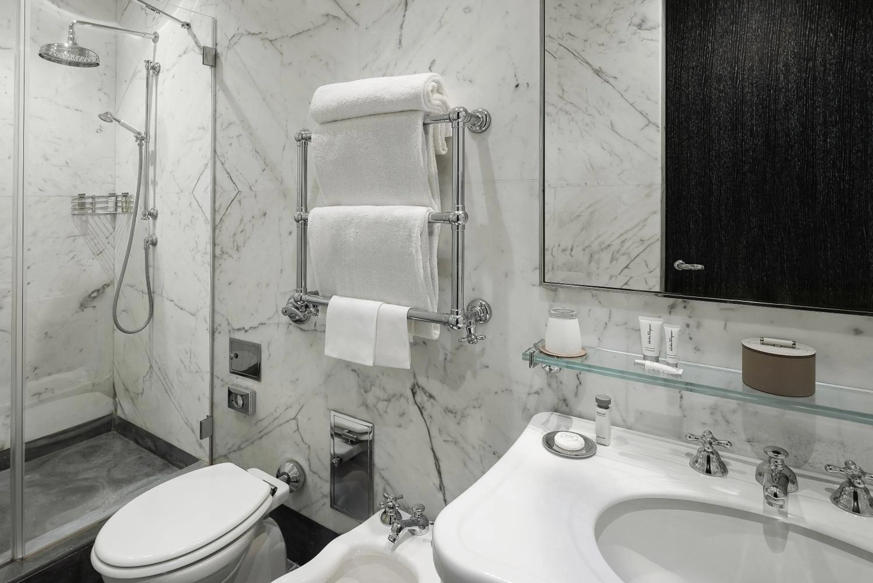 Bathroom in Portrait Roma - Lungarno Collection