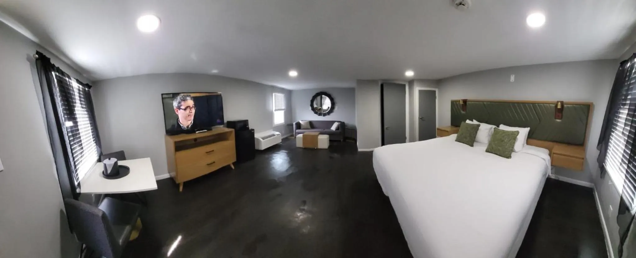 TV and multimedia, Bed in Penn Lodge Hotel & Suites Philadelphia - Bensalem