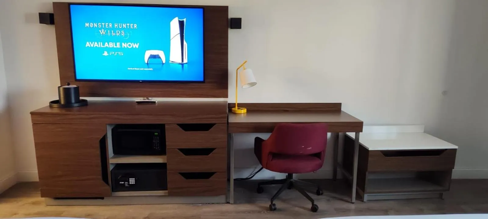 TV and multimedia in Penn Lodge Hotel & Suites Philadelphia - Bensalem