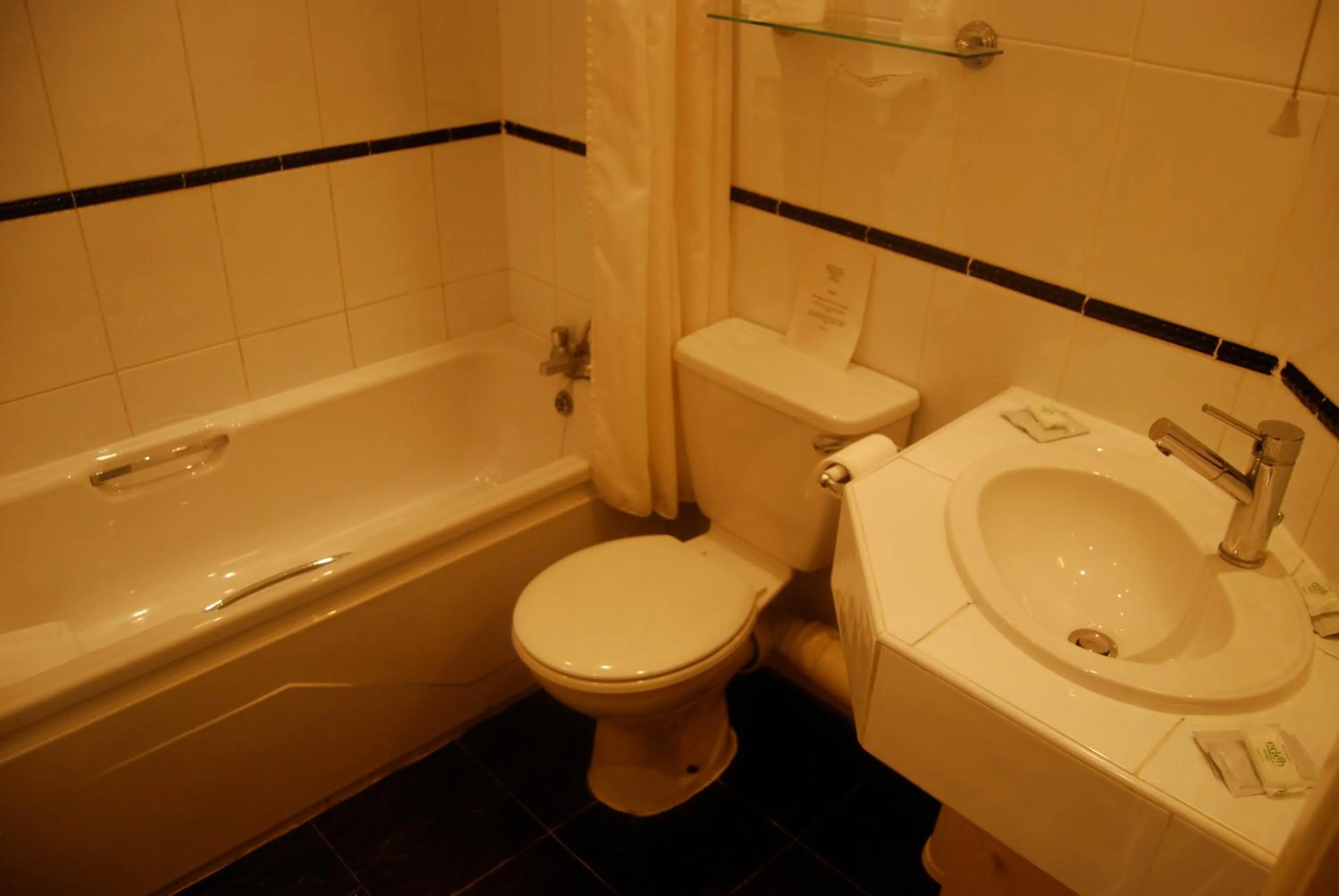 Bathroom in Brecon Hotel Sheffield Rotherham