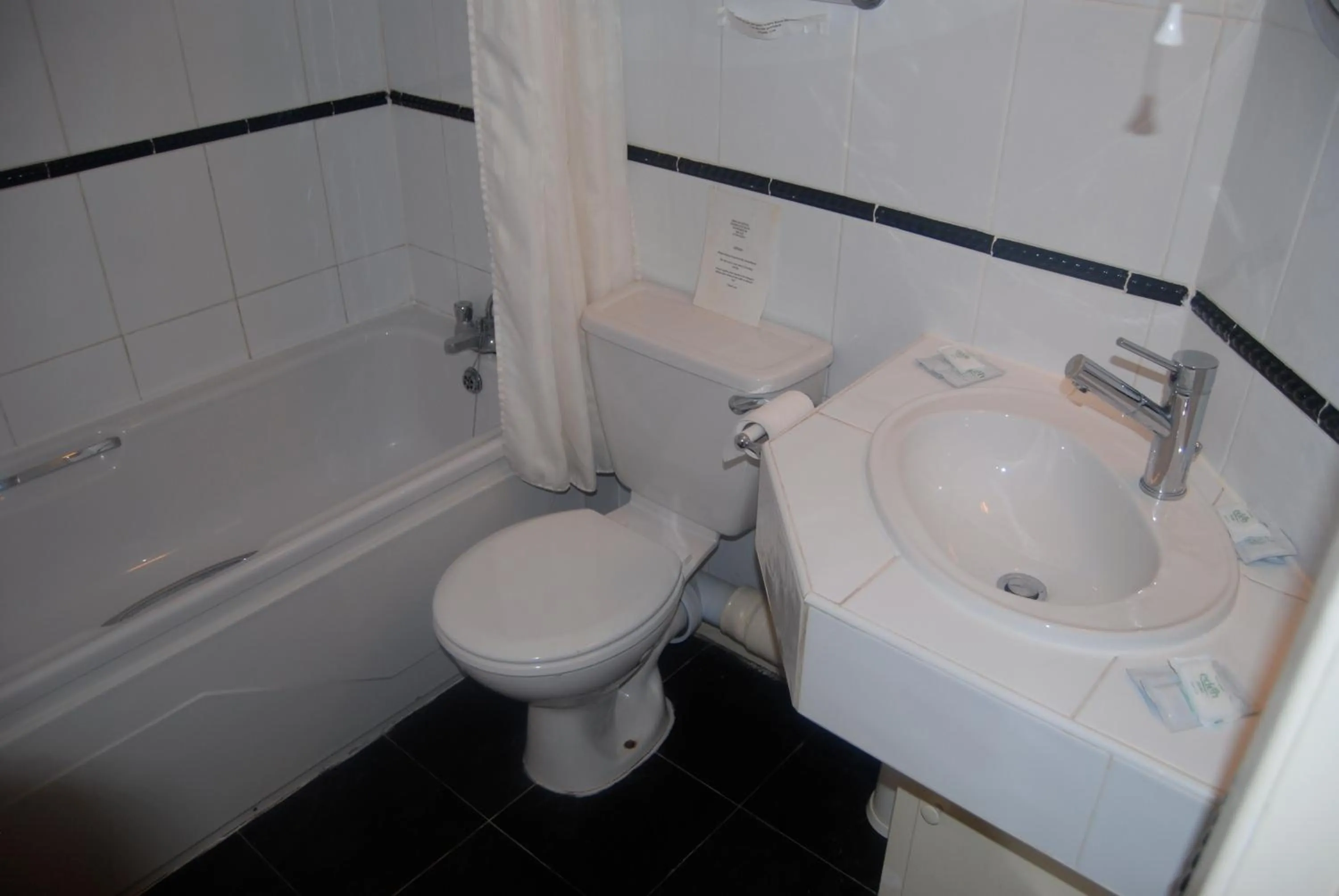 Bathroom in Brecon Hotel Sheffield Rotherham