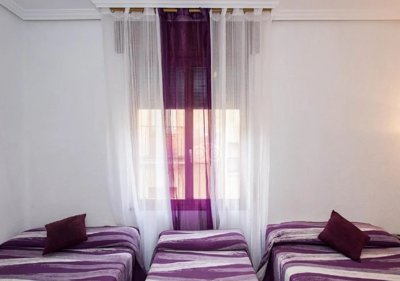 Bedroom, Bed in Pension Salamanca