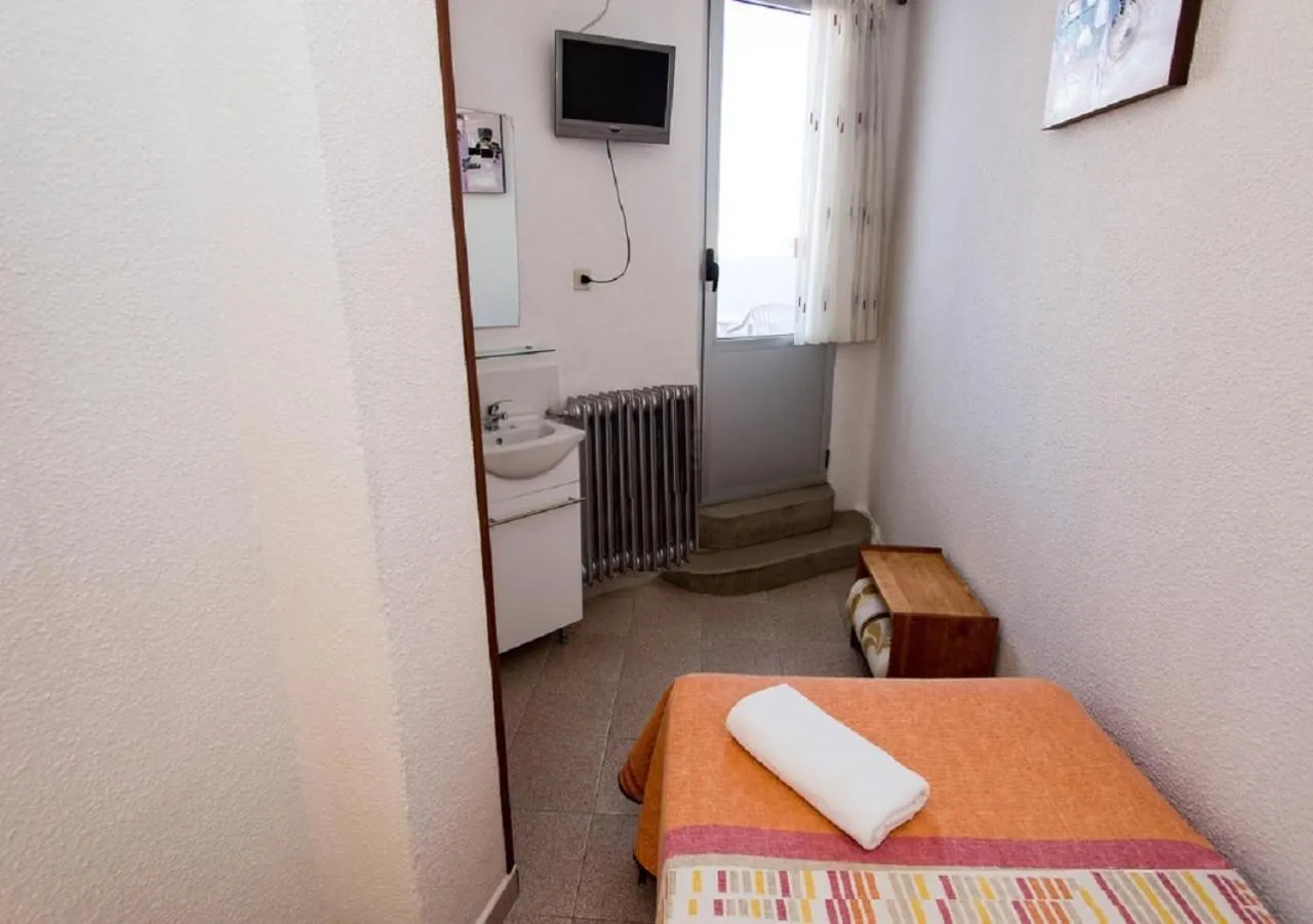 Photo of the whole room, Bed in Pension Salamanca