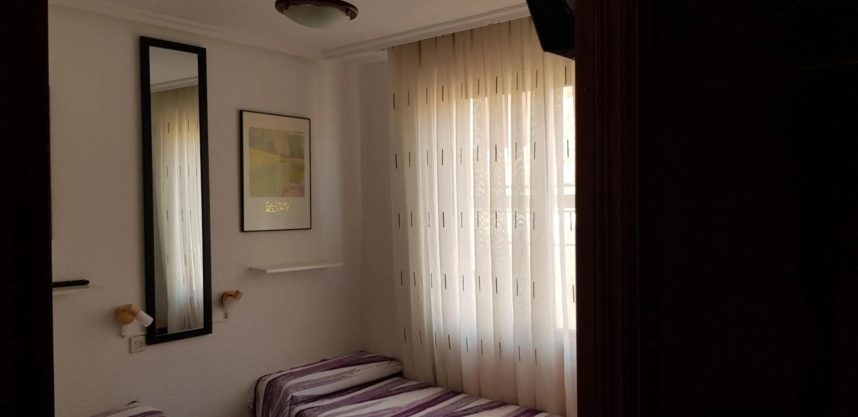 Photo of the whole room, Bed in Pension Salamanca