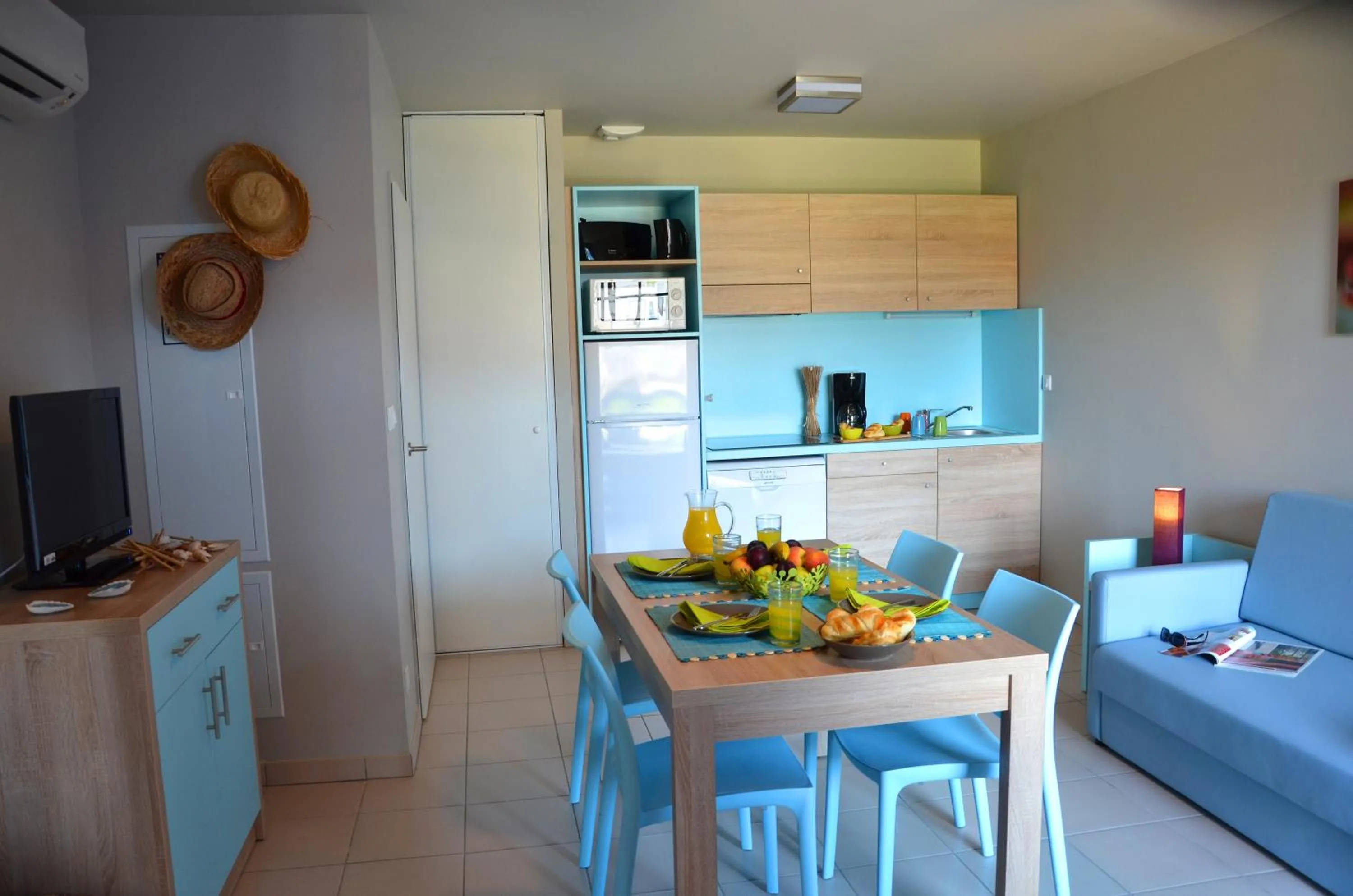 Kitchen or kitchenette in Lagrange Grand Bleu Vacances – Résidence La Grenadine