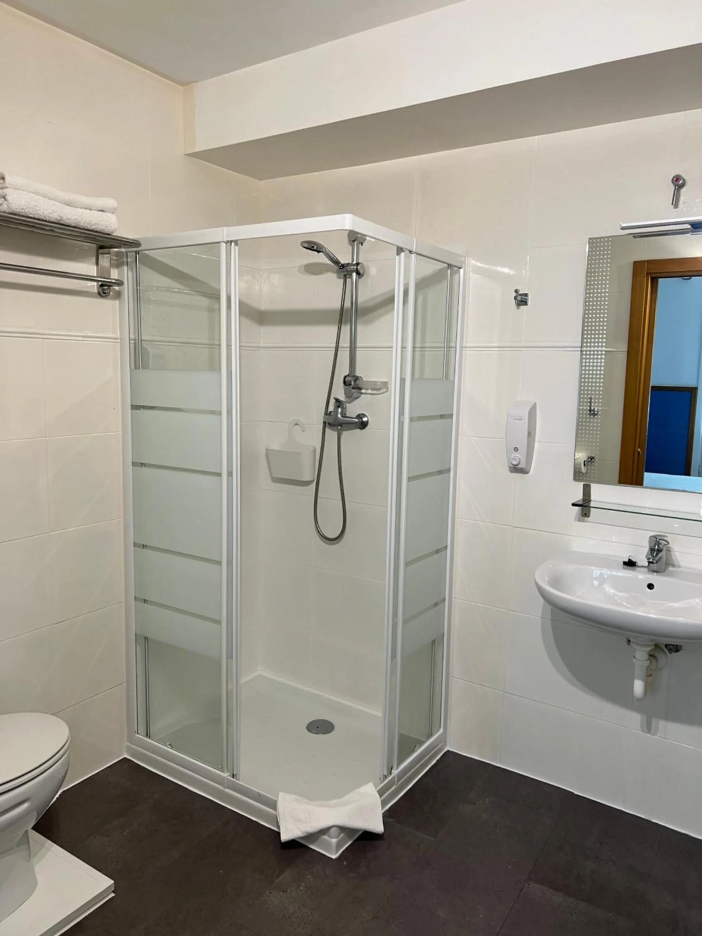 Shower in Pensión Irune by Vivere Stays