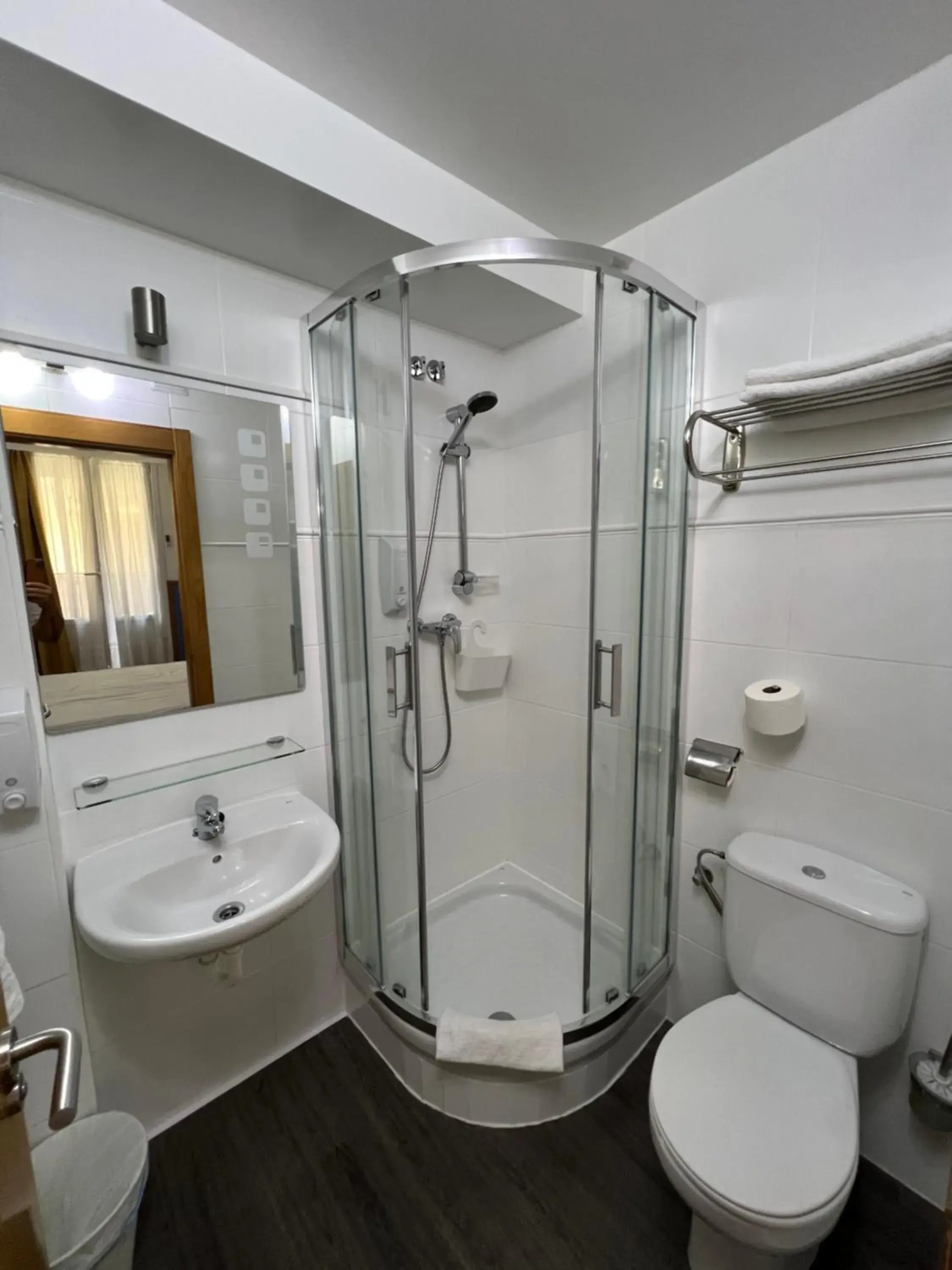 Twin Room with Extra Bed in Pensión Irune by Vivere Stays Twin Room with Extra Bed in Pensión Irune by Vivere Stays