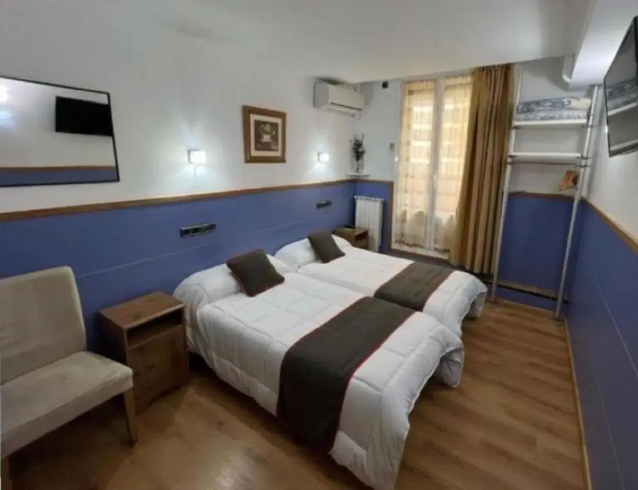 Twin Room with Extra Bed in Pensión Irune by Vivere Stays Twin Room with Extra Bed in Pensión Irune by Vivere Stays