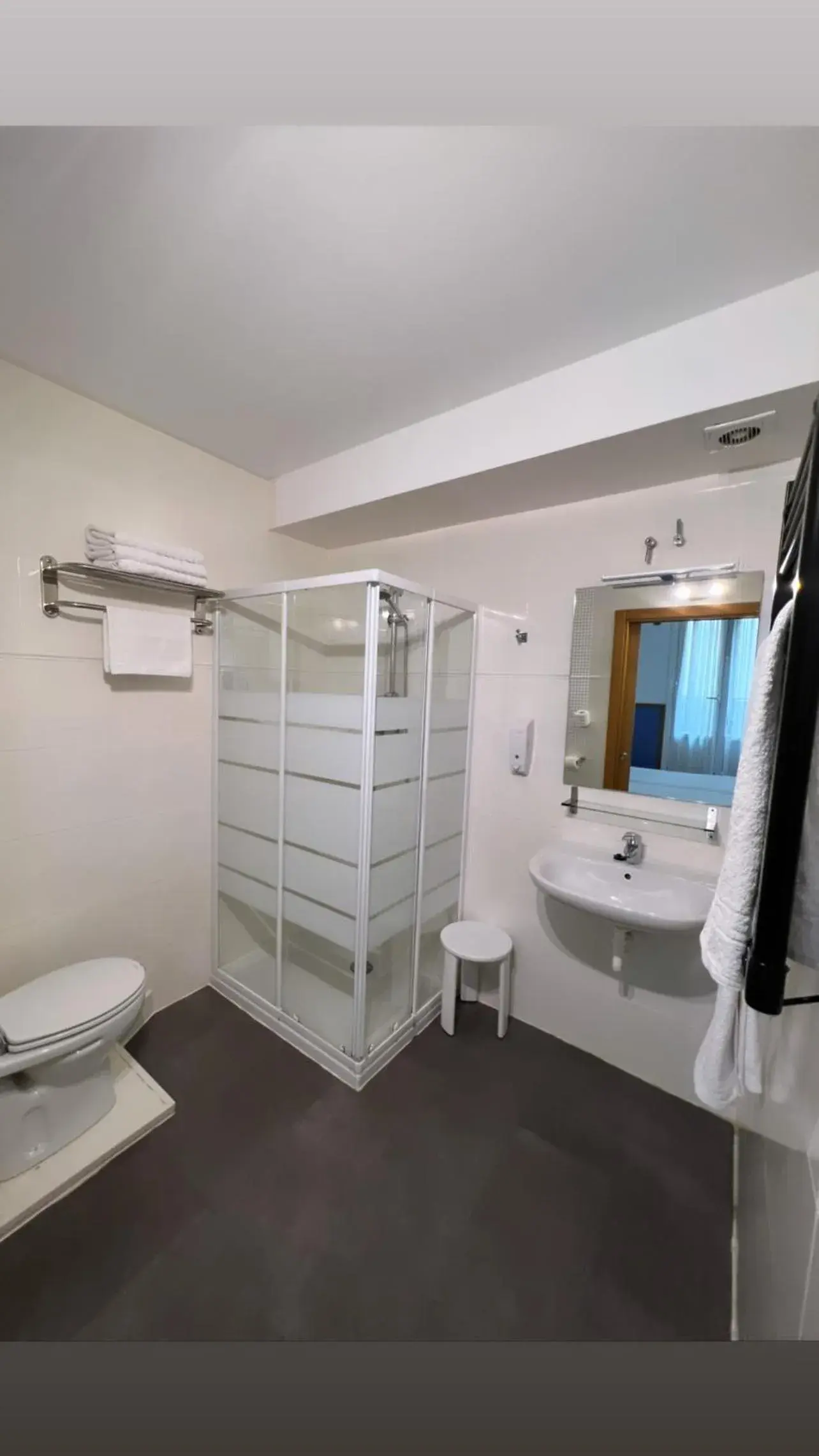 Twin Room with Extra Bed in Pensión Irune by Vivere Stays Twin Room with Extra Bed in Pensión Irune by Vivere Stays