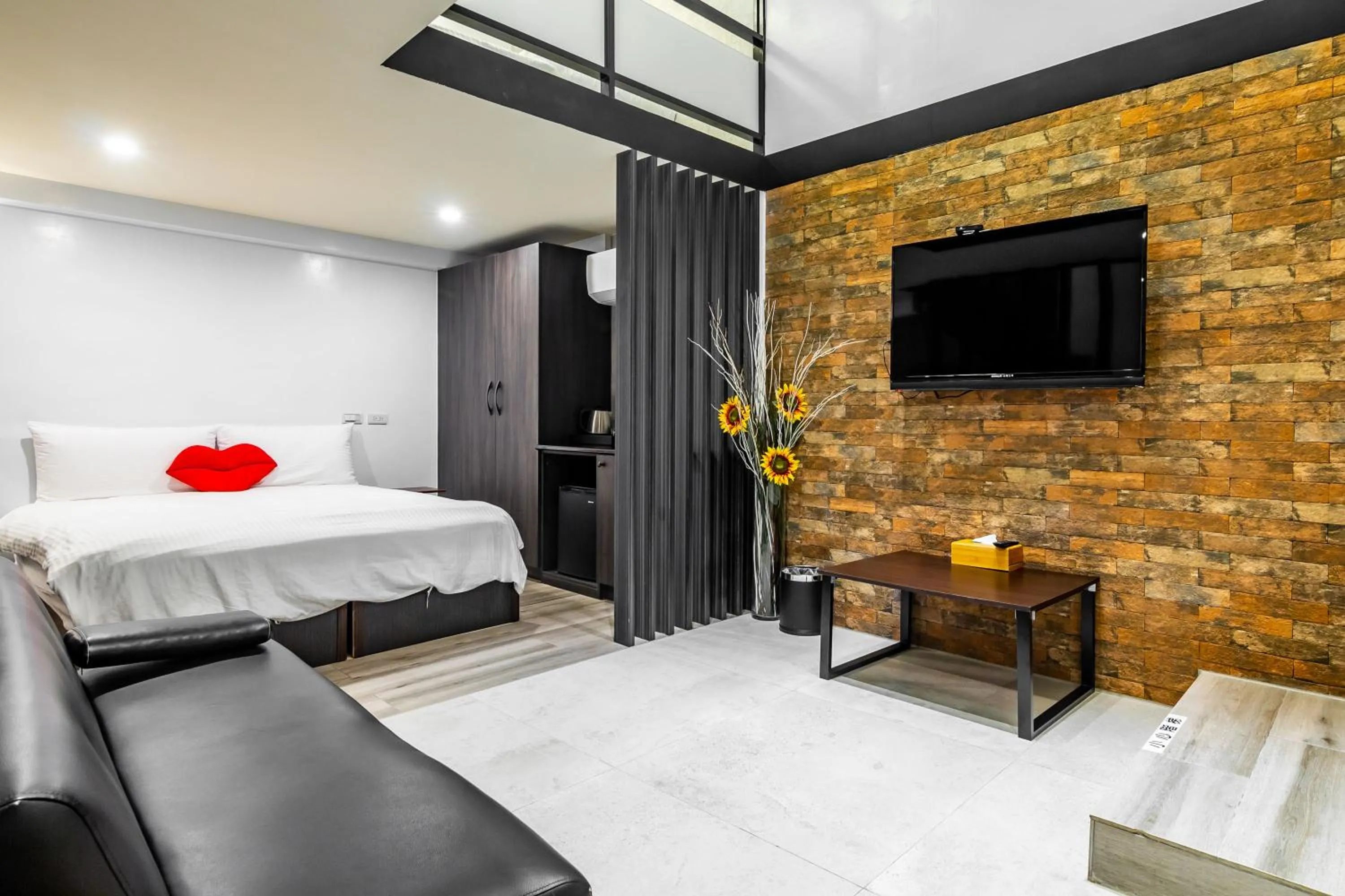 Decorative detail, Bed in Sun Moon Tea B&B