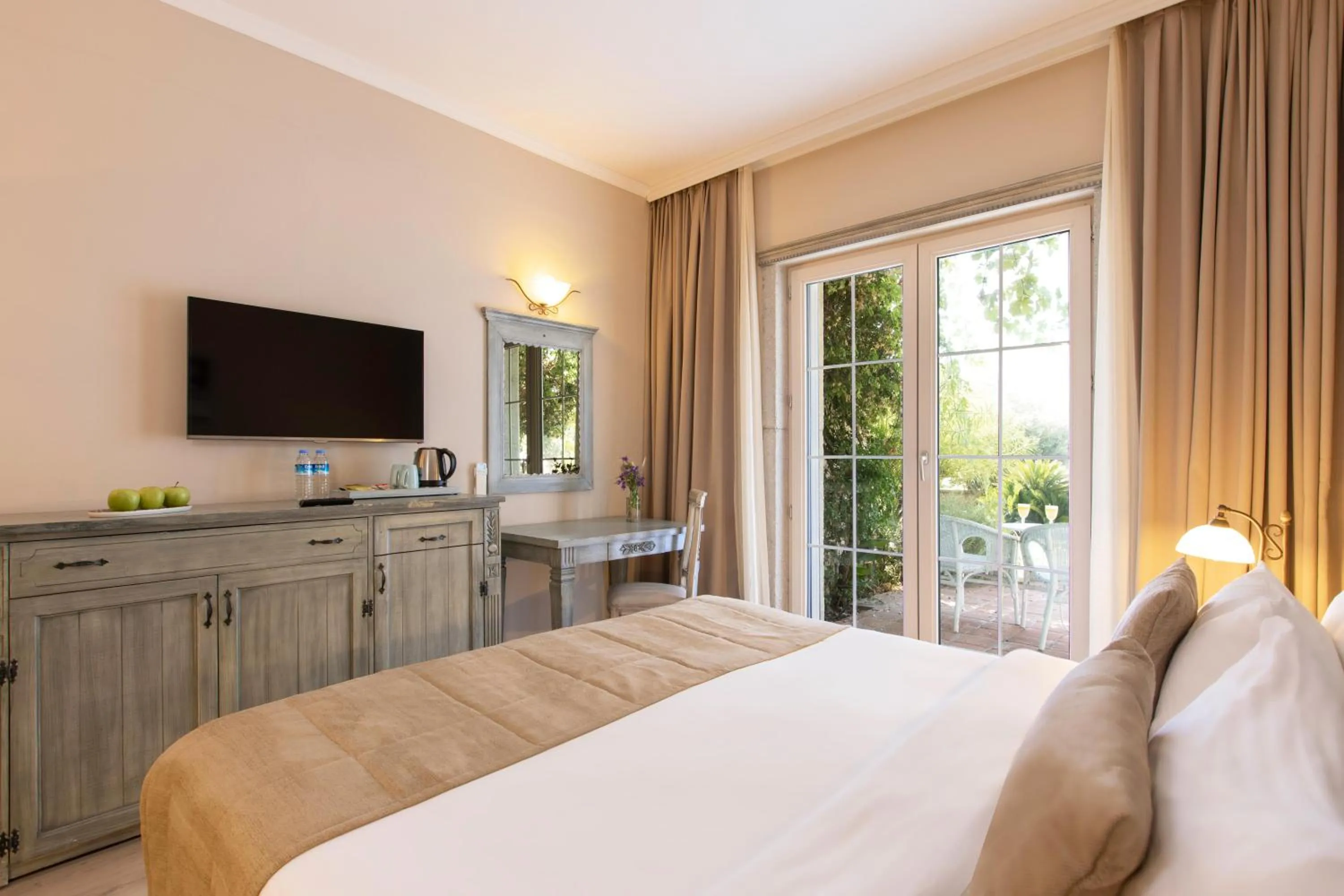 Photo of the whole room, TV/Entertainment Center in Kairaba Alacati Beach Resort