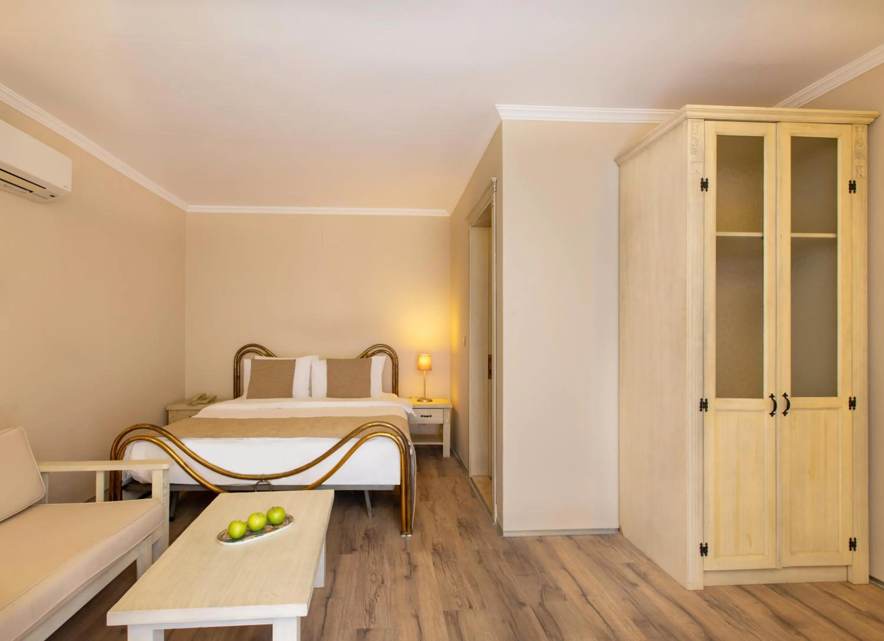 Photo of the whole room in Kairaba Alacati Beach Resort