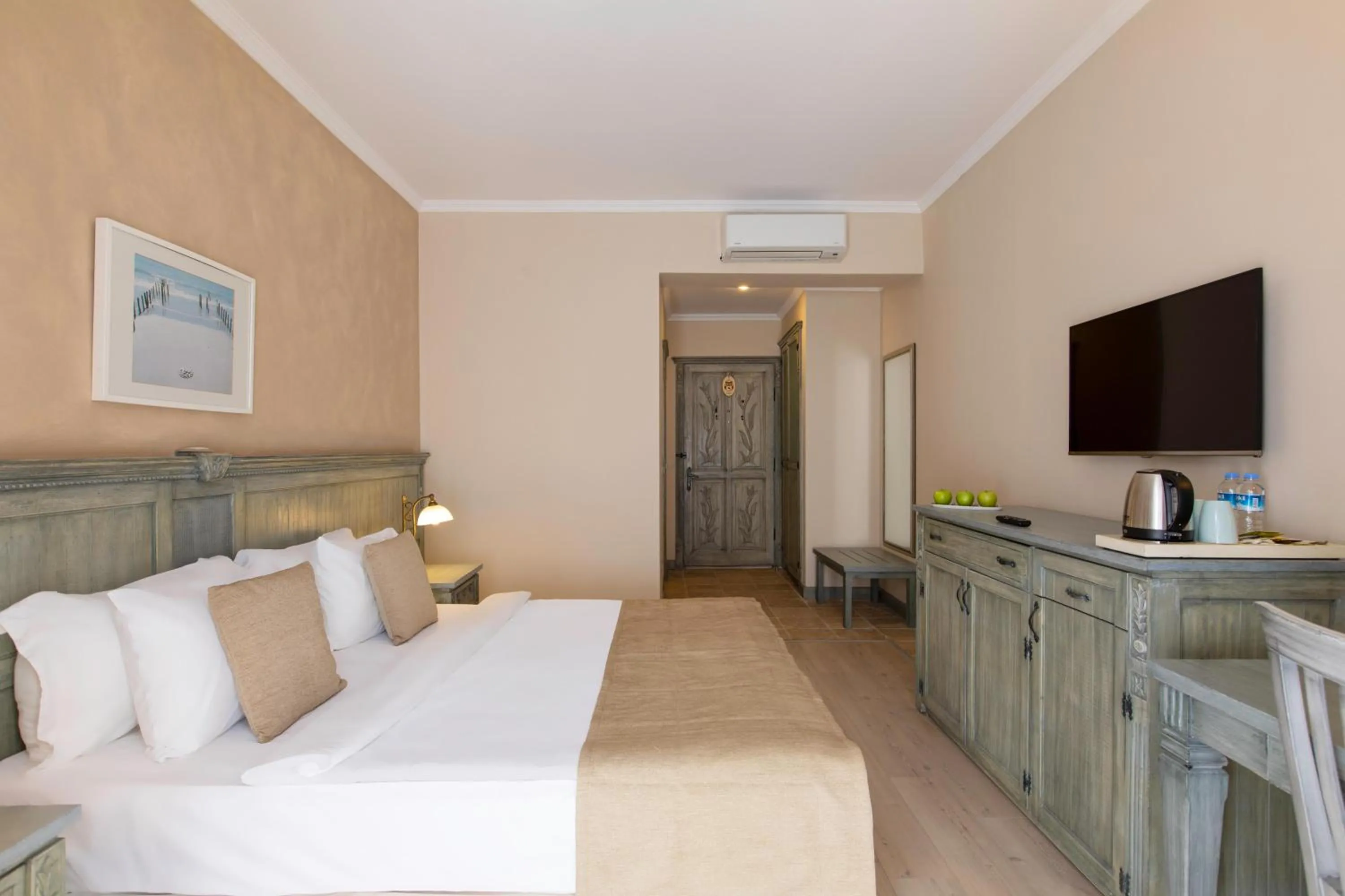 Photo of the whole room, TV/Entertainment Center in Kairaba Alacati Beach Resort