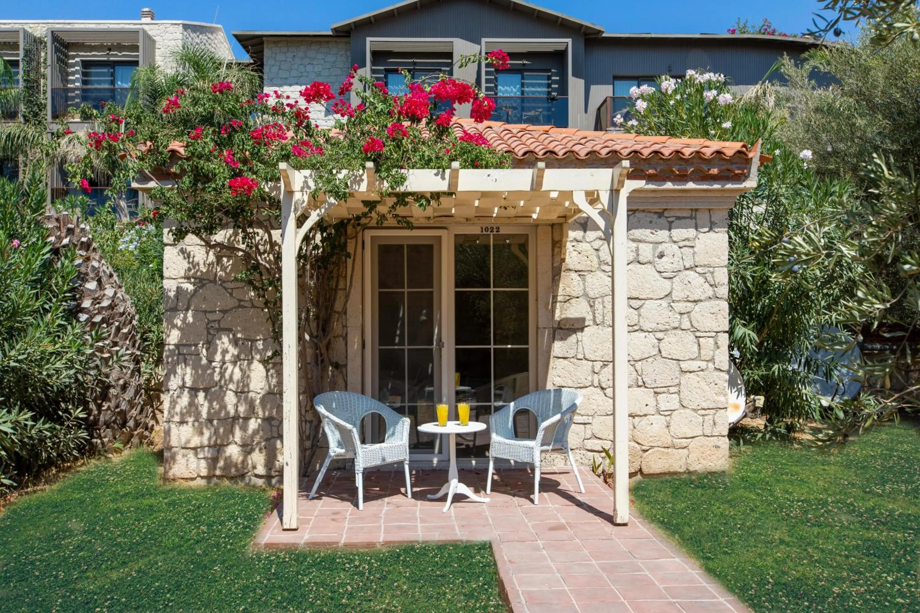 Photo of the whole room in Kairaba Alacati Beach Resort