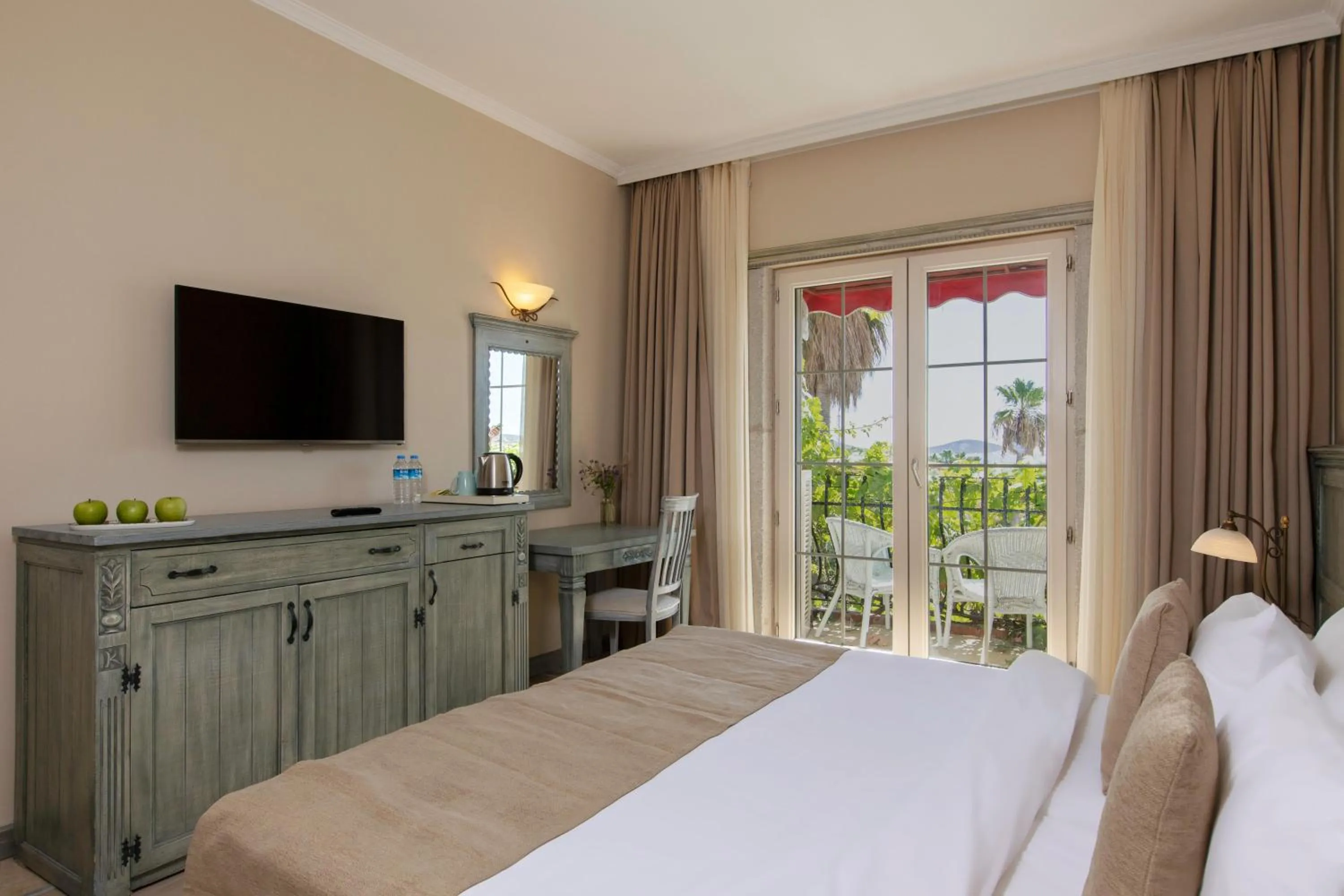 Photo of the whole room, TV/Entertainment Center in Kairaba Alacati Beach Resort