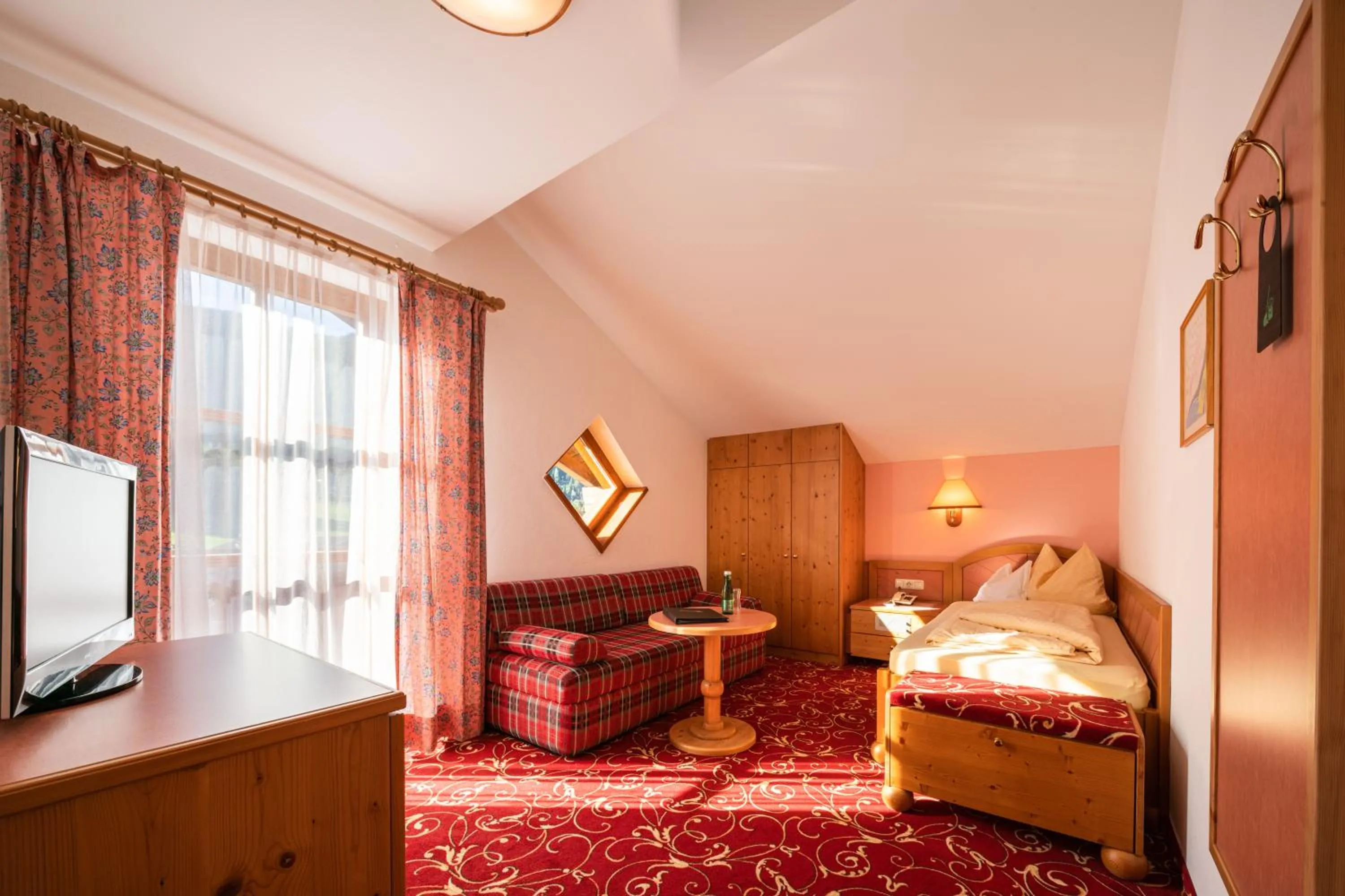 Photo of the whole room, Bed in Hotel Krimmlerfälle