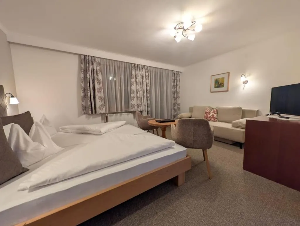 Photo of the whole room, Bed in Hotel Krimmlerfälle