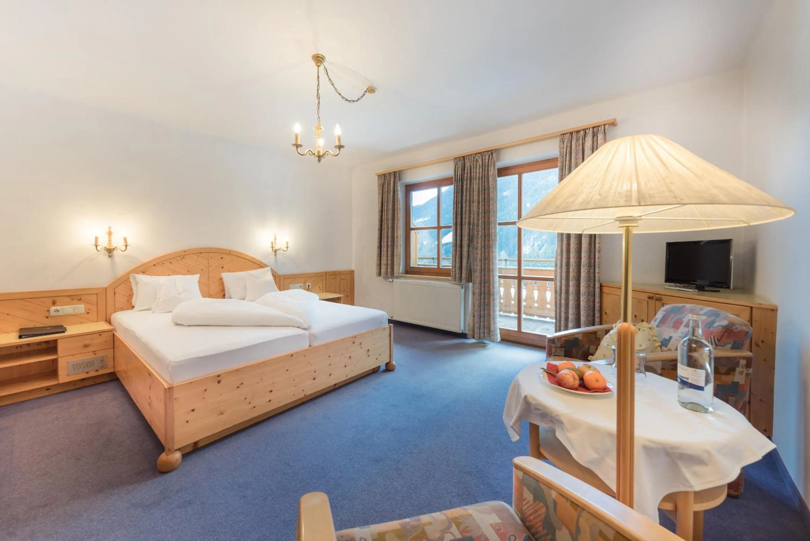 Photo of the whole room, Bed in Hotel Krimmlerfälle