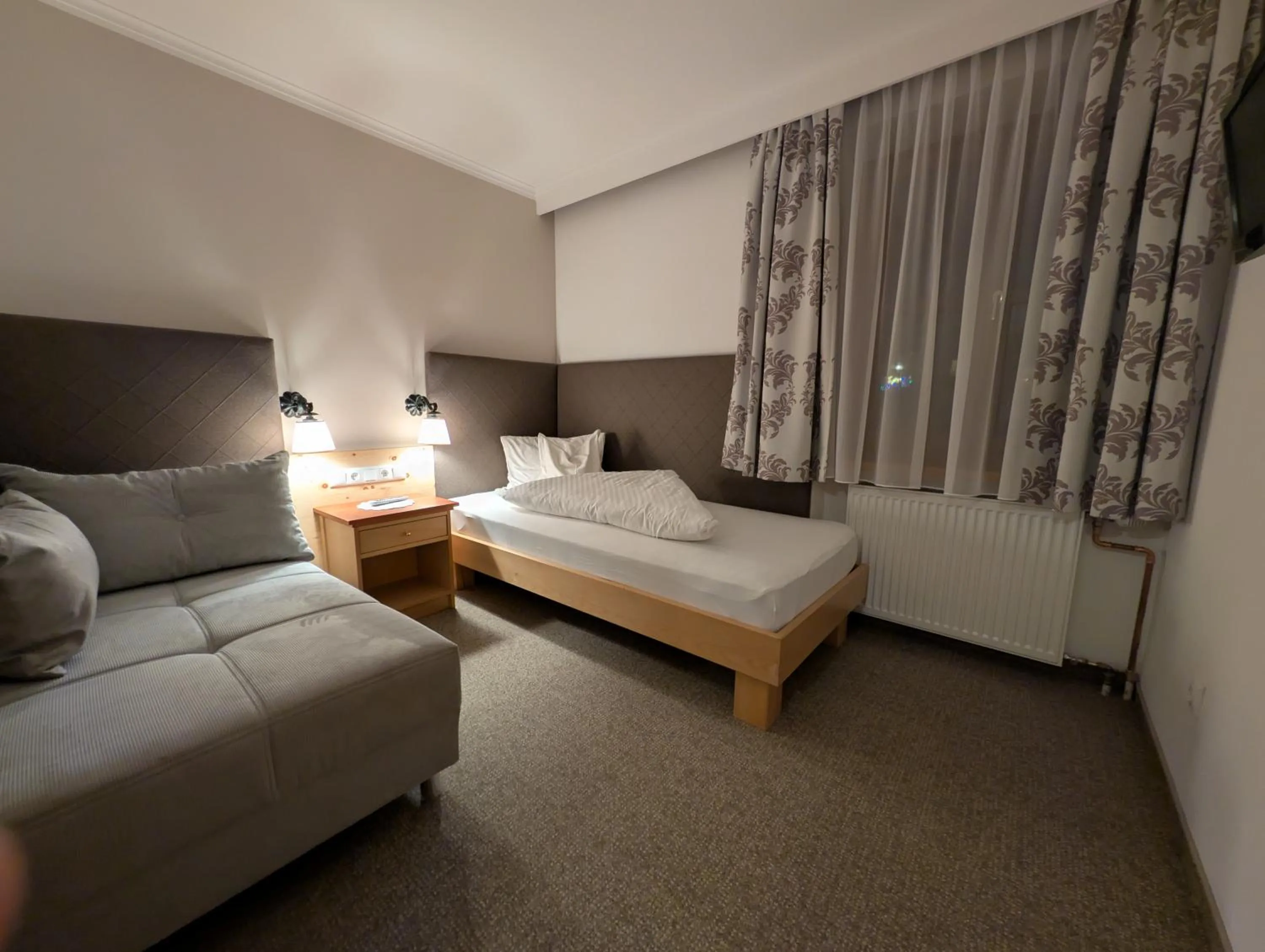 Photo of the whole room, Bed in Hotel Krimmlerfälle