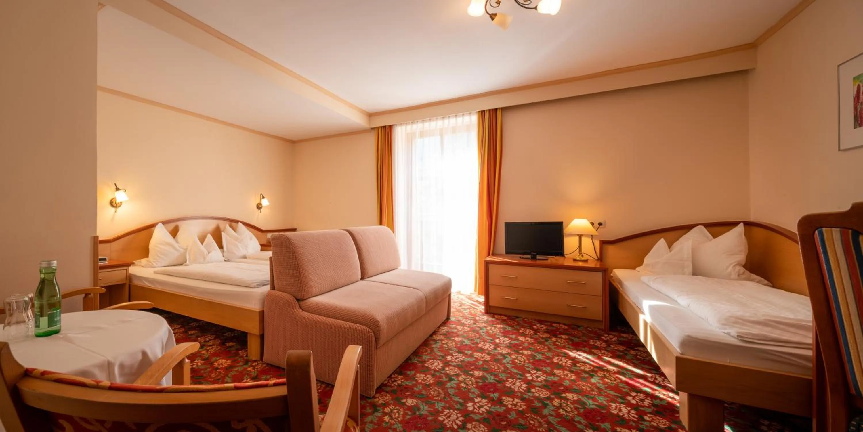 Photo of the whole room, Bed in Hotel Krimmlerfälle