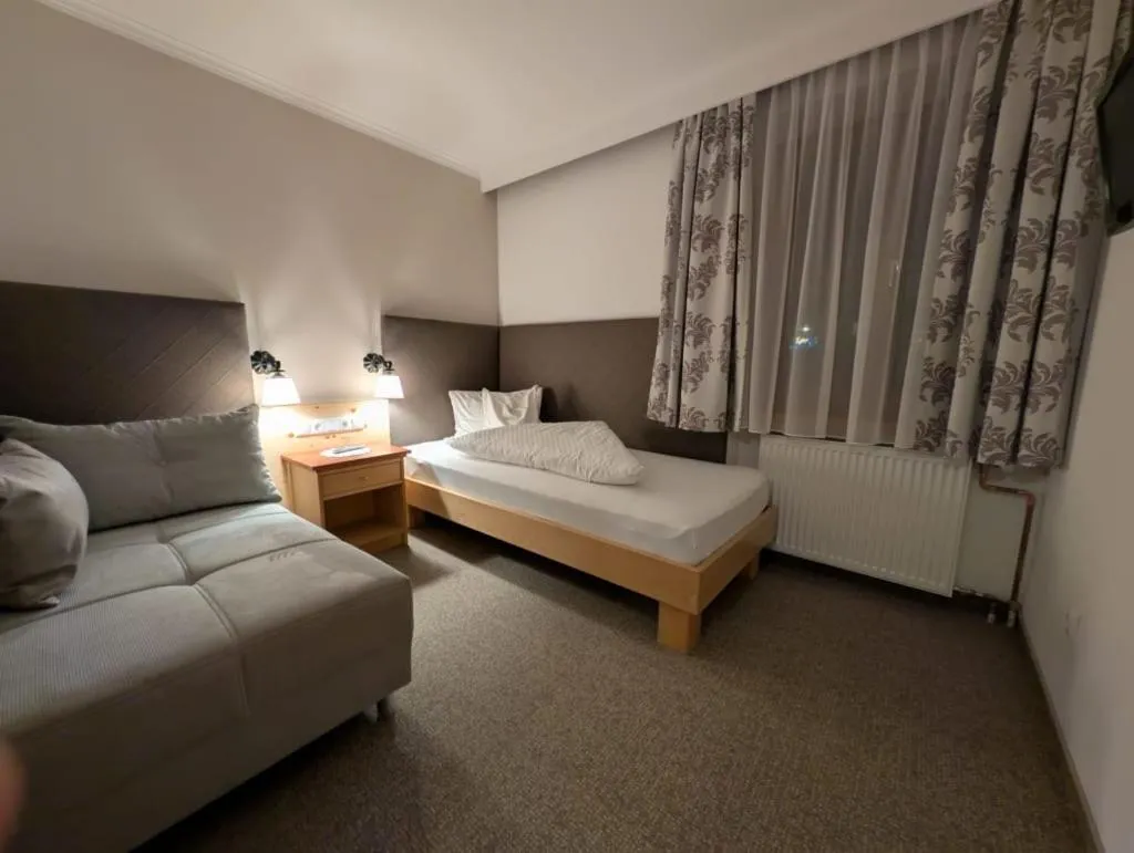 Photo of the whole room, Bed in Hotel Krimmlerfälle