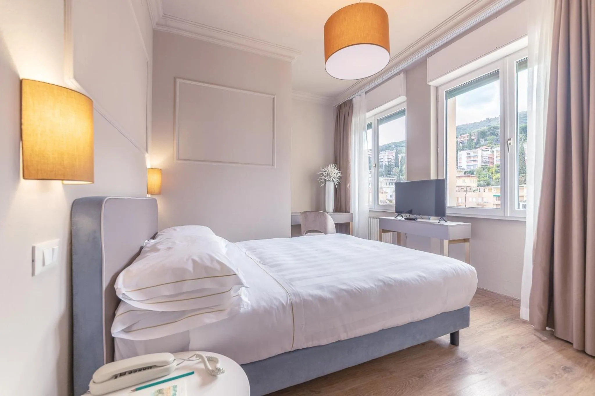 Photo of the whole room, Bed in Diana Grand Hotel