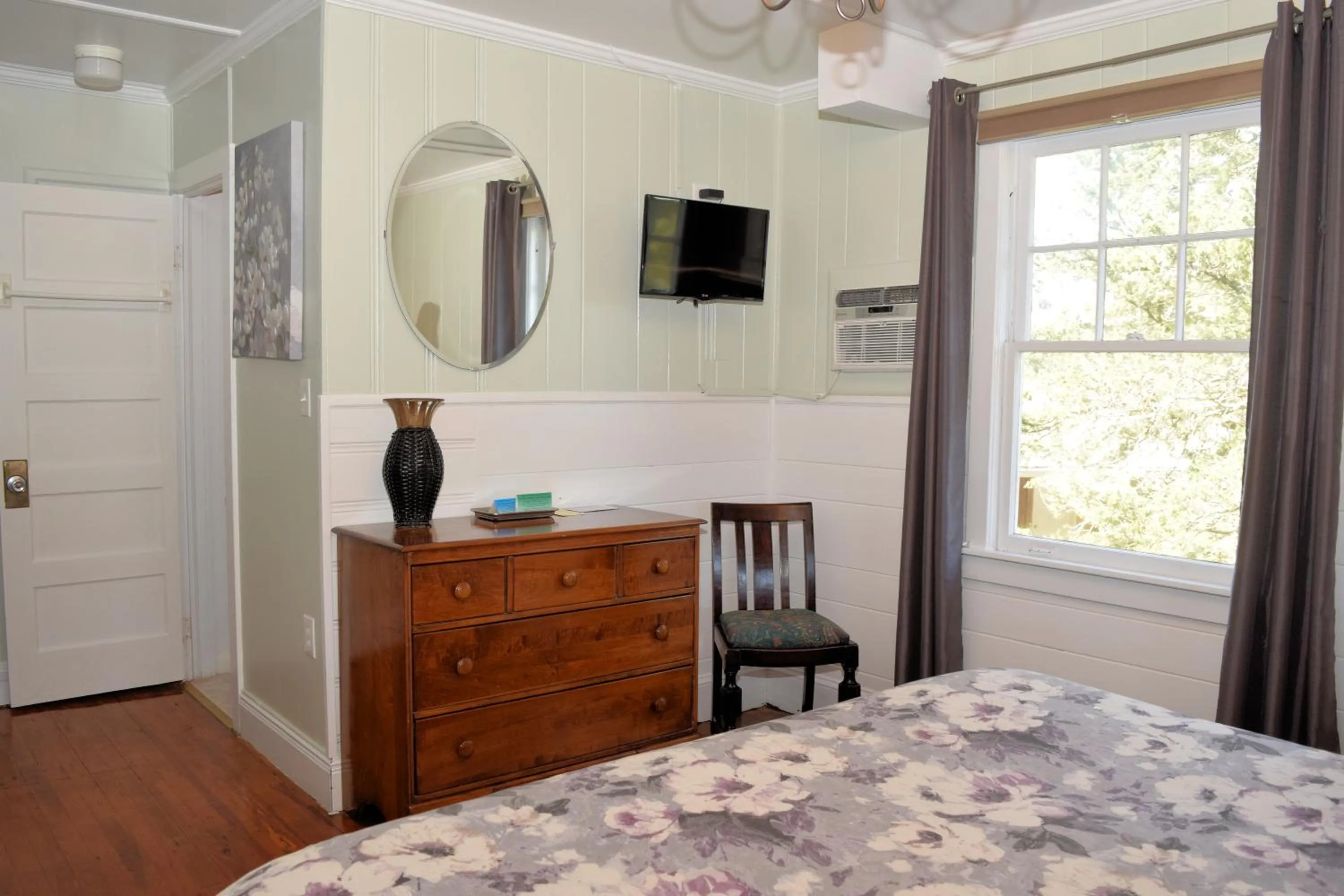 Bedroom, Bed in Blackbeard's Lodge