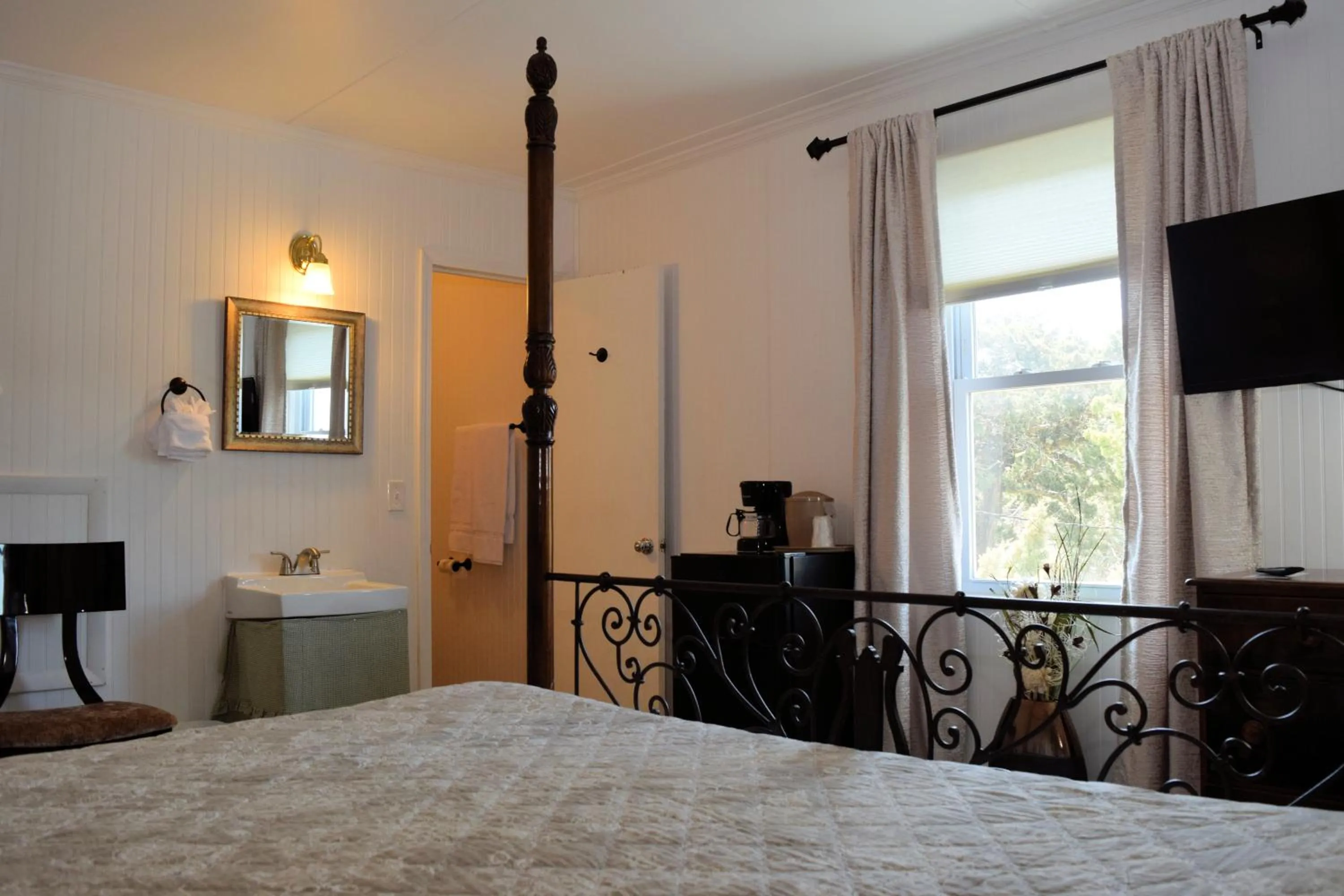 Bed in Blackbeard's Lodge