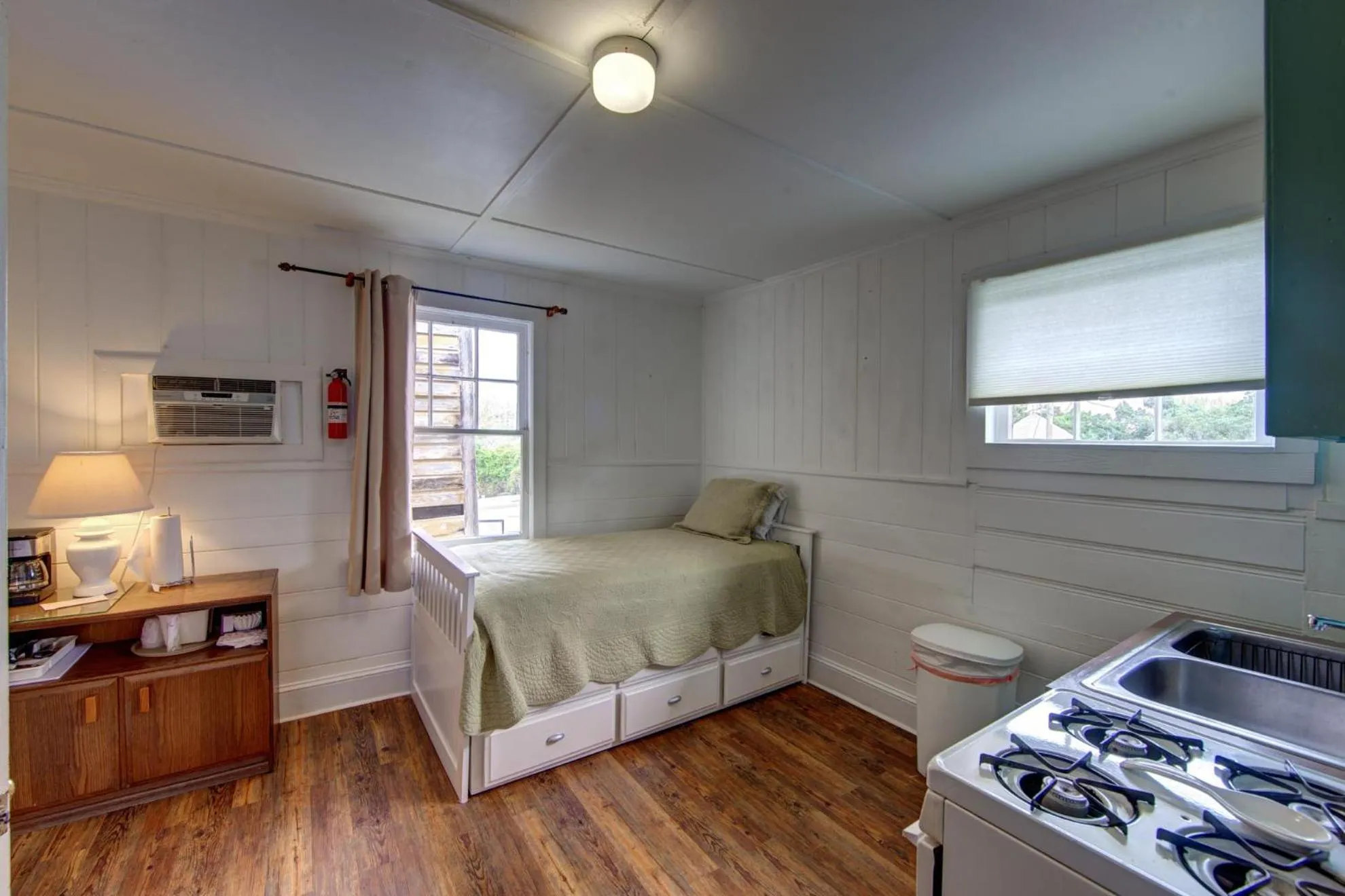 Bedroom, Bed in Blackbeard's Lodge