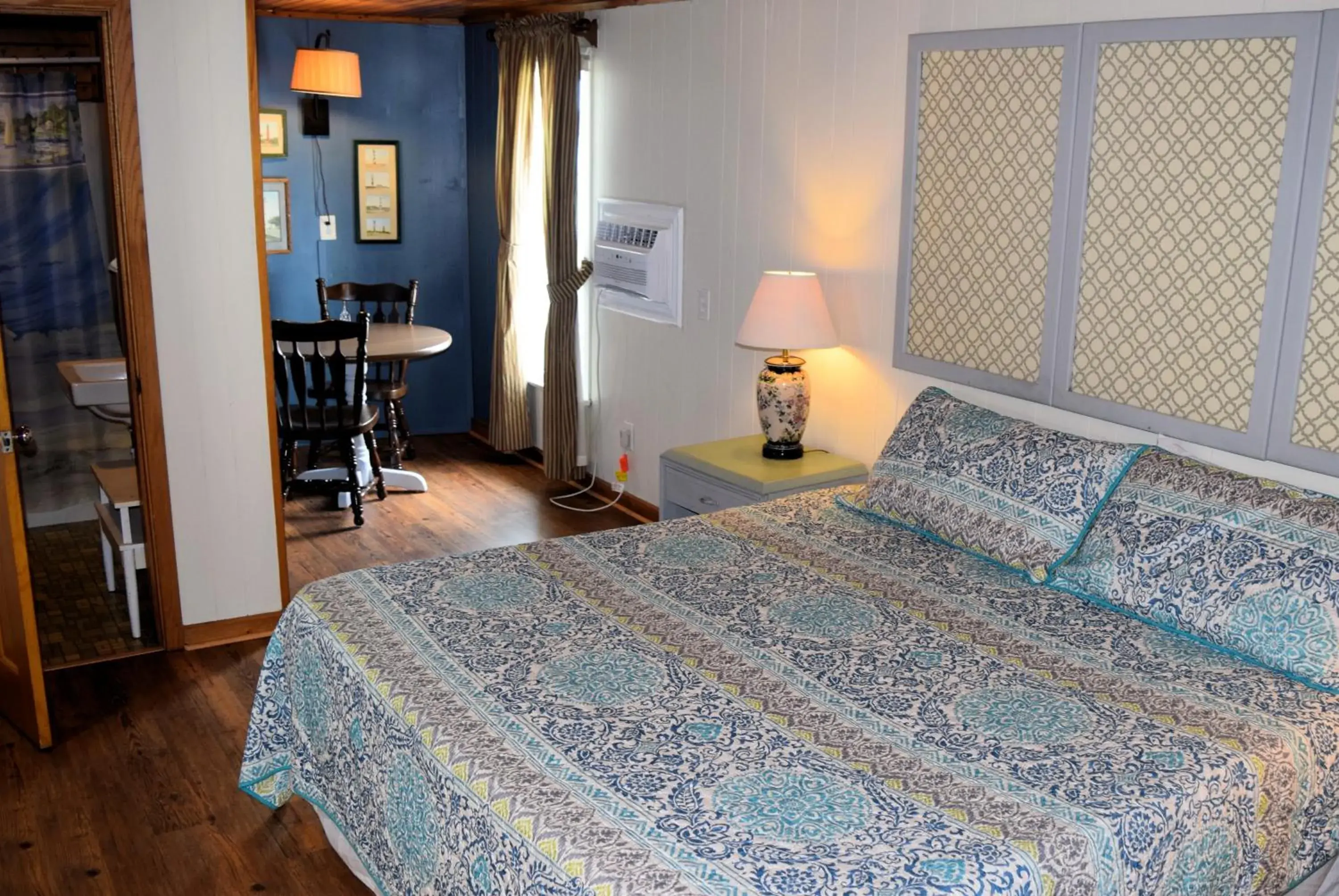 Deluxe Double Room with Bath in Blackbeard's Lodge Deluxe Double Room with Bath in Blackbeard's Lodge