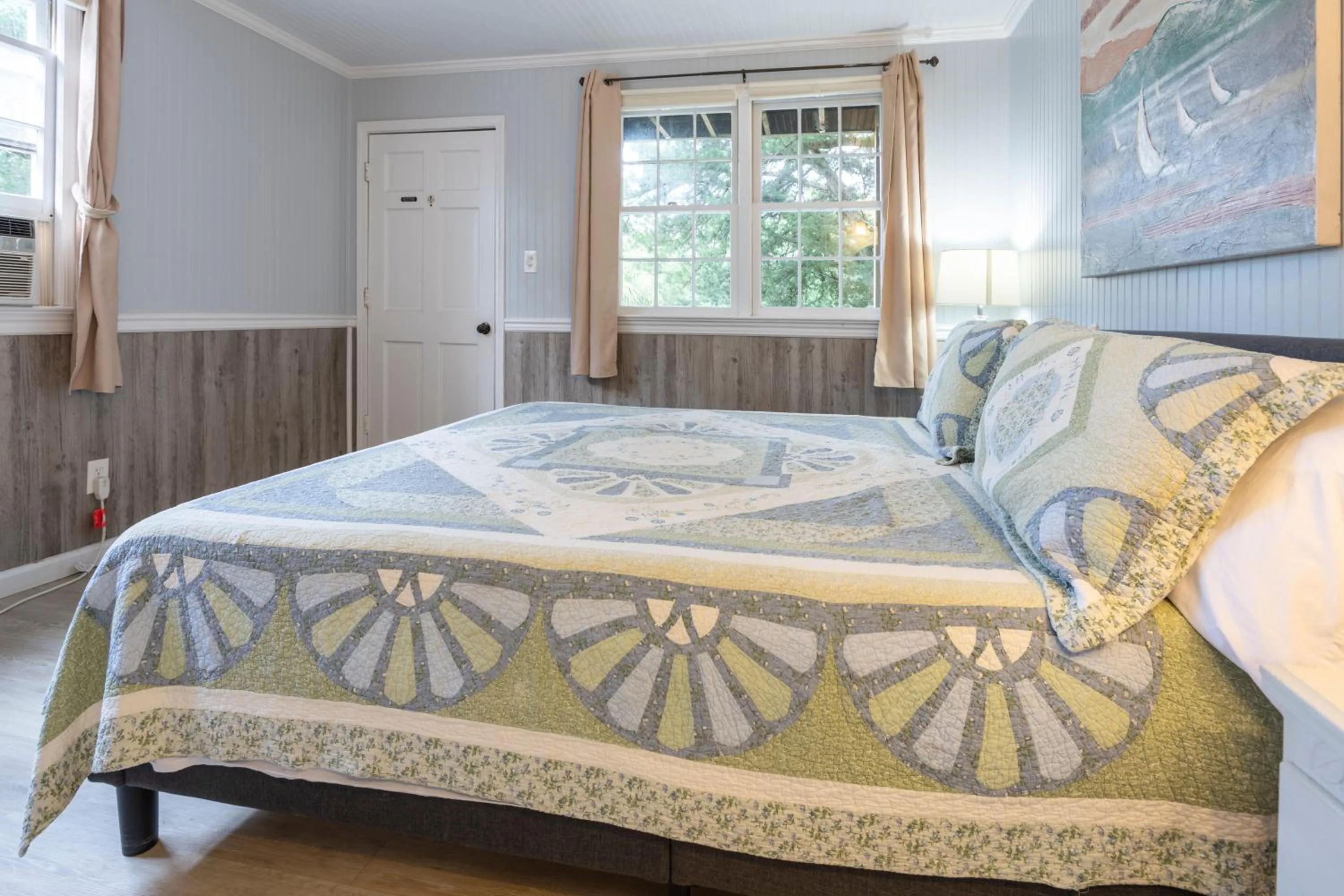 Bed in Blackbeard's Lodge