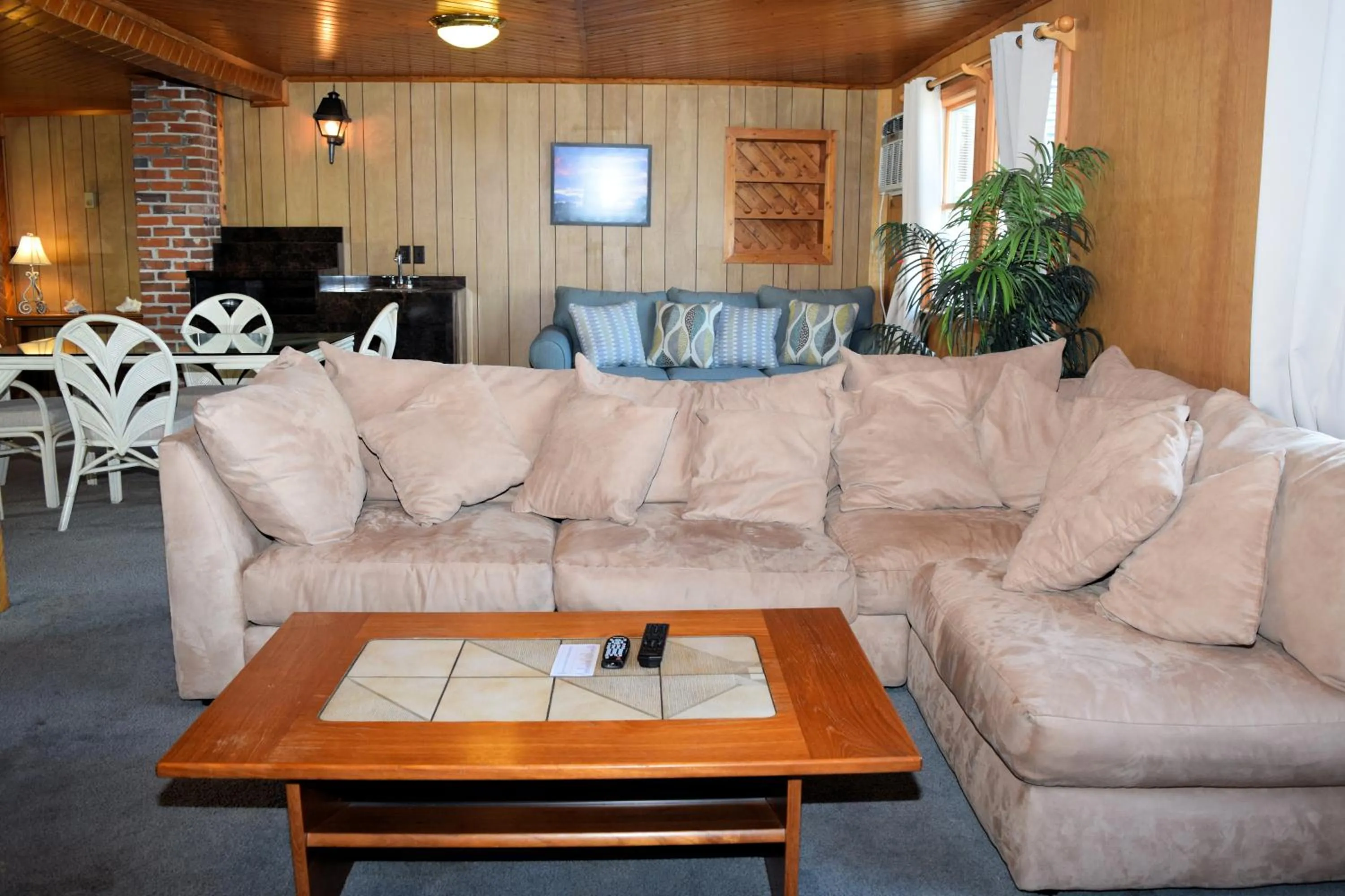 Living room in Blackbeard's Lodge