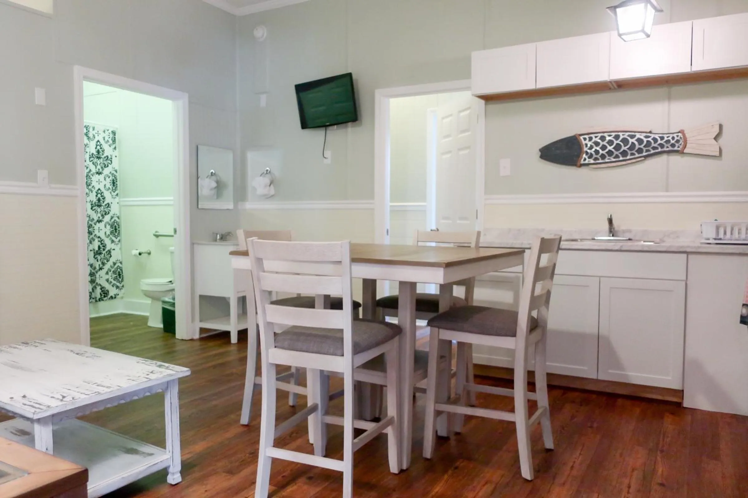 Kitchen or kitchenette in Blackbeard's Lodge