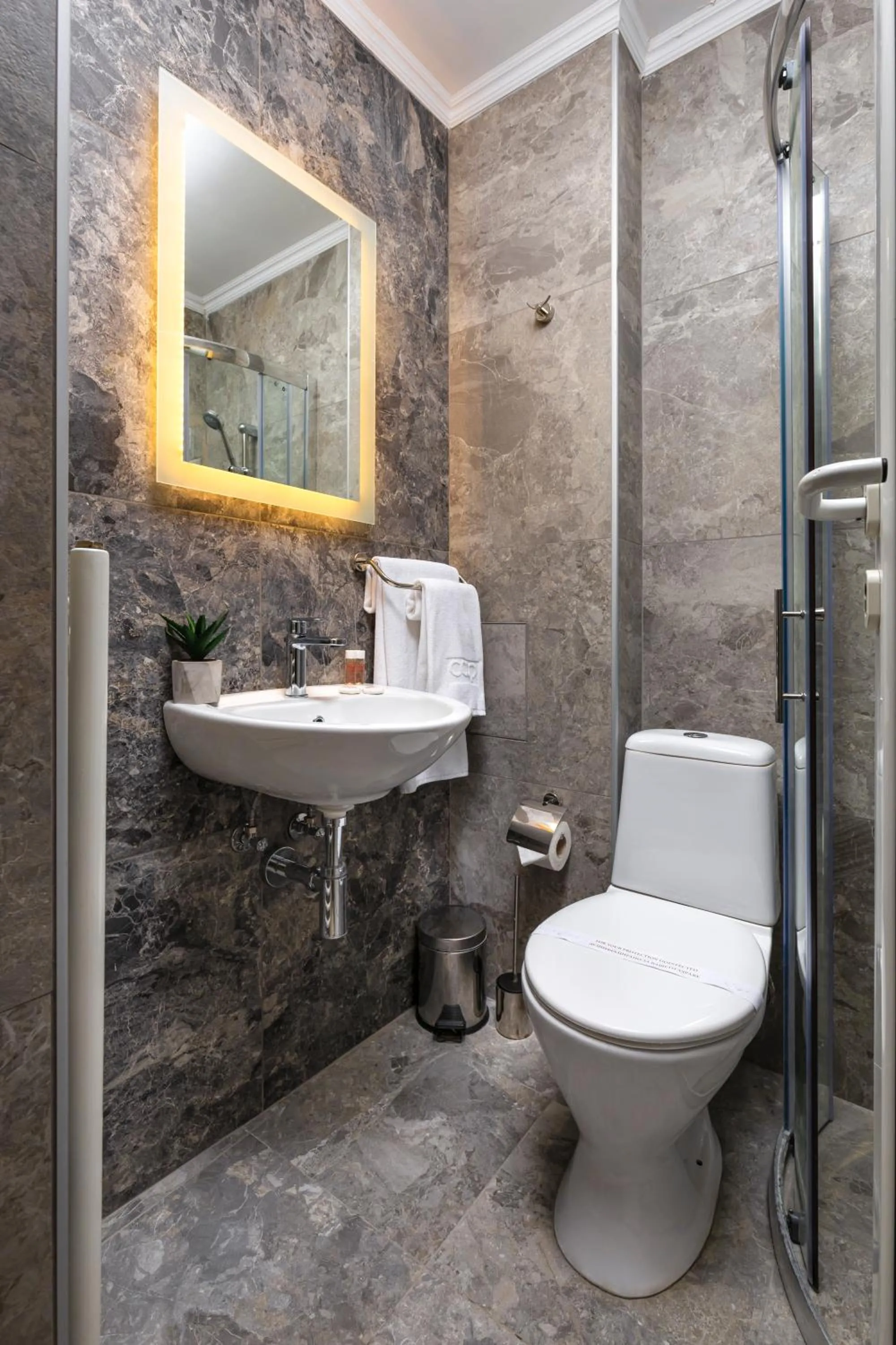 Shower in Hotel Intelcoop