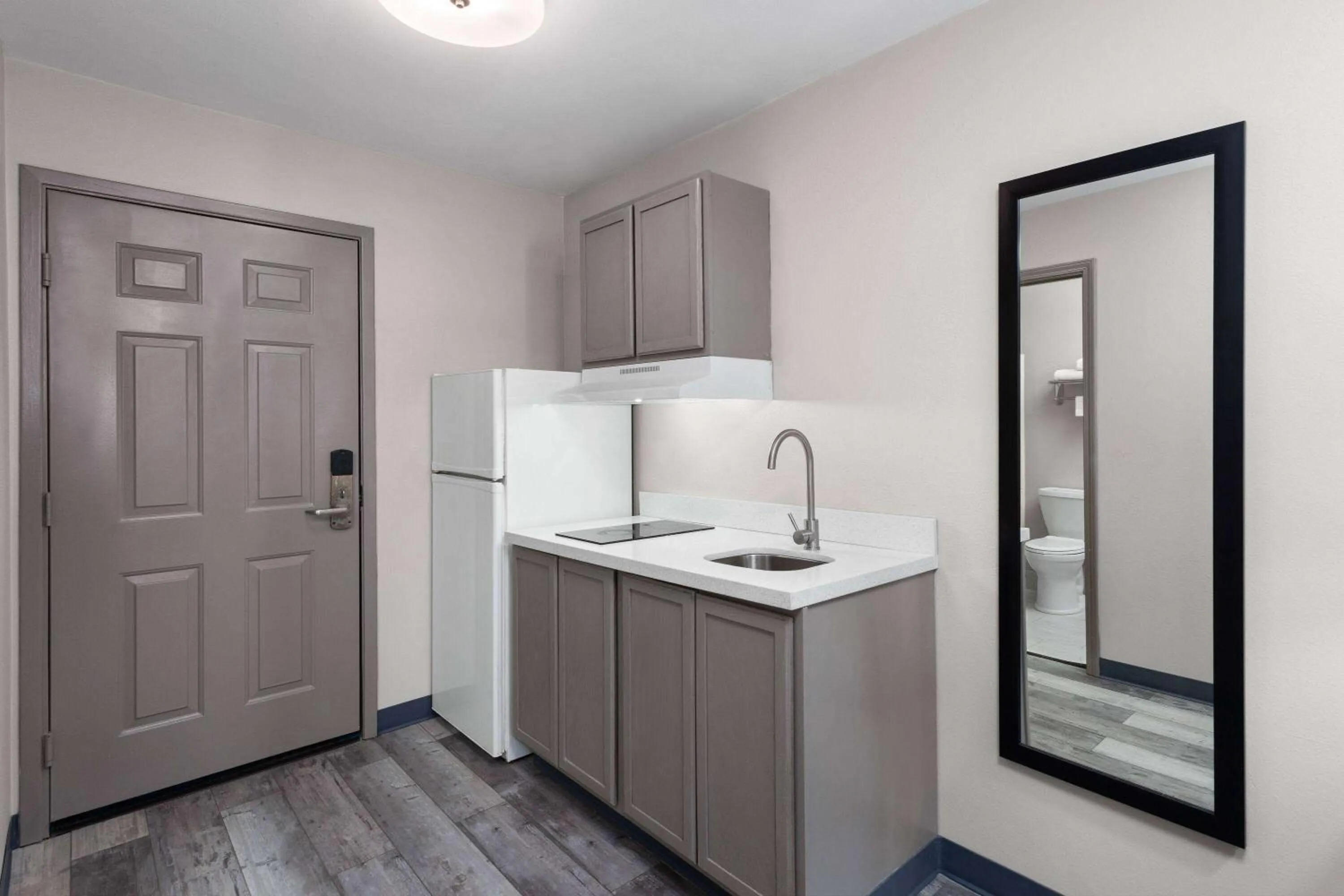 Kitchen or kitchenette in Days Inn & Suites by Wyndham Sellersburg