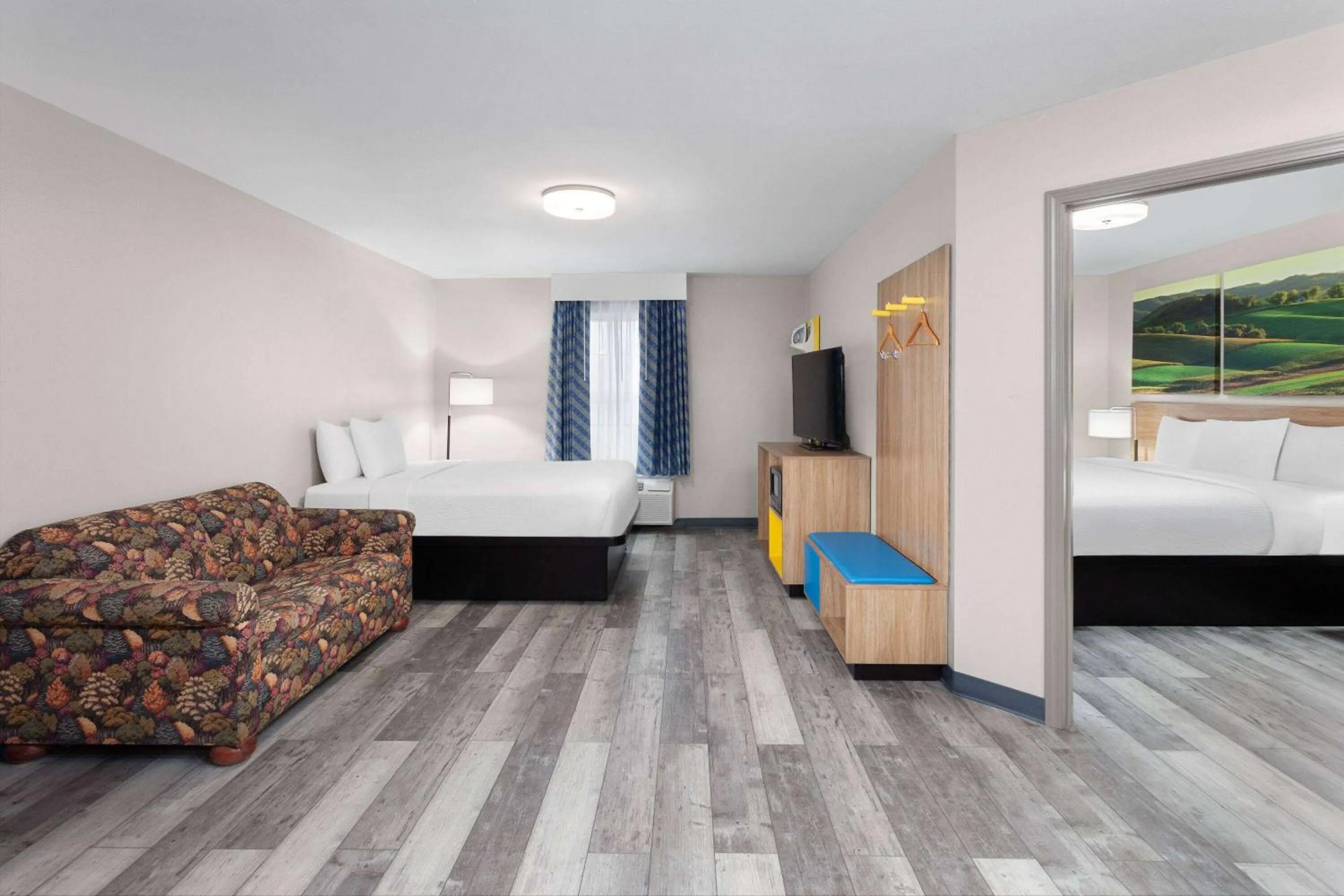 Bed in Days Inn & Suites by Wyndham Sellersburg