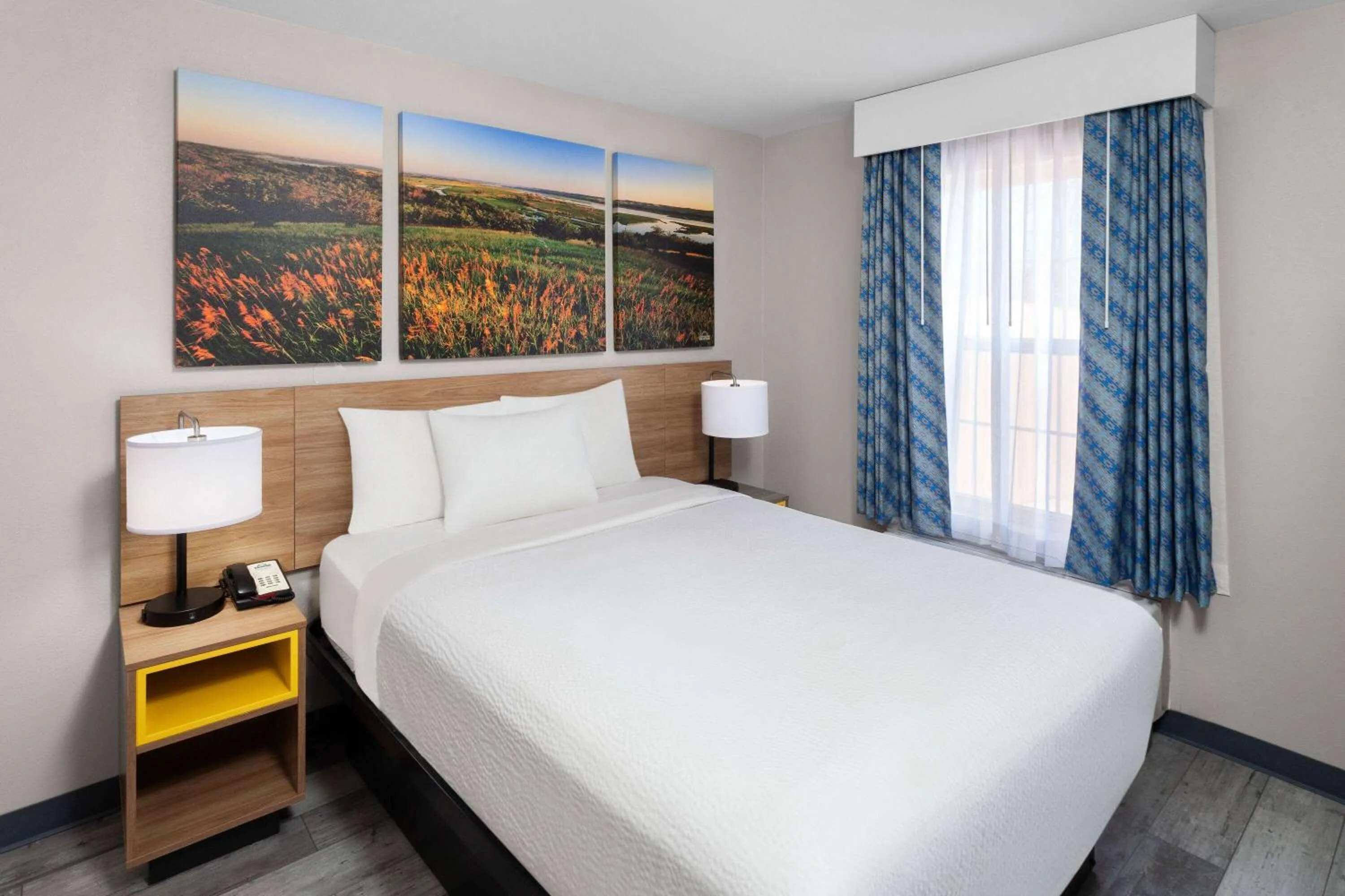 Bed in Days Inn & Suites by Wyndham Sellersburg