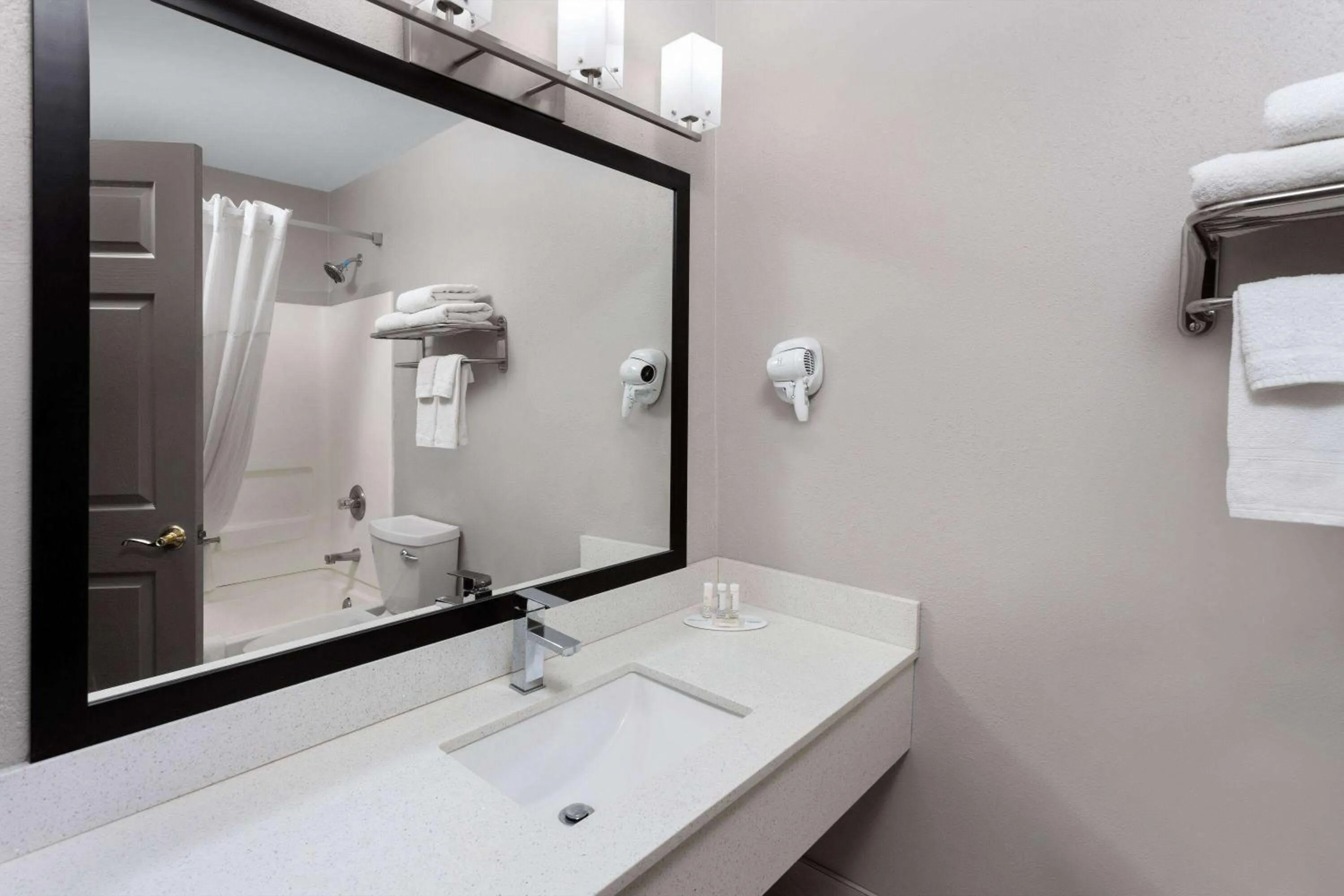 TV and multimedia in Days Inn & Suites by Wyndham Sellersburg