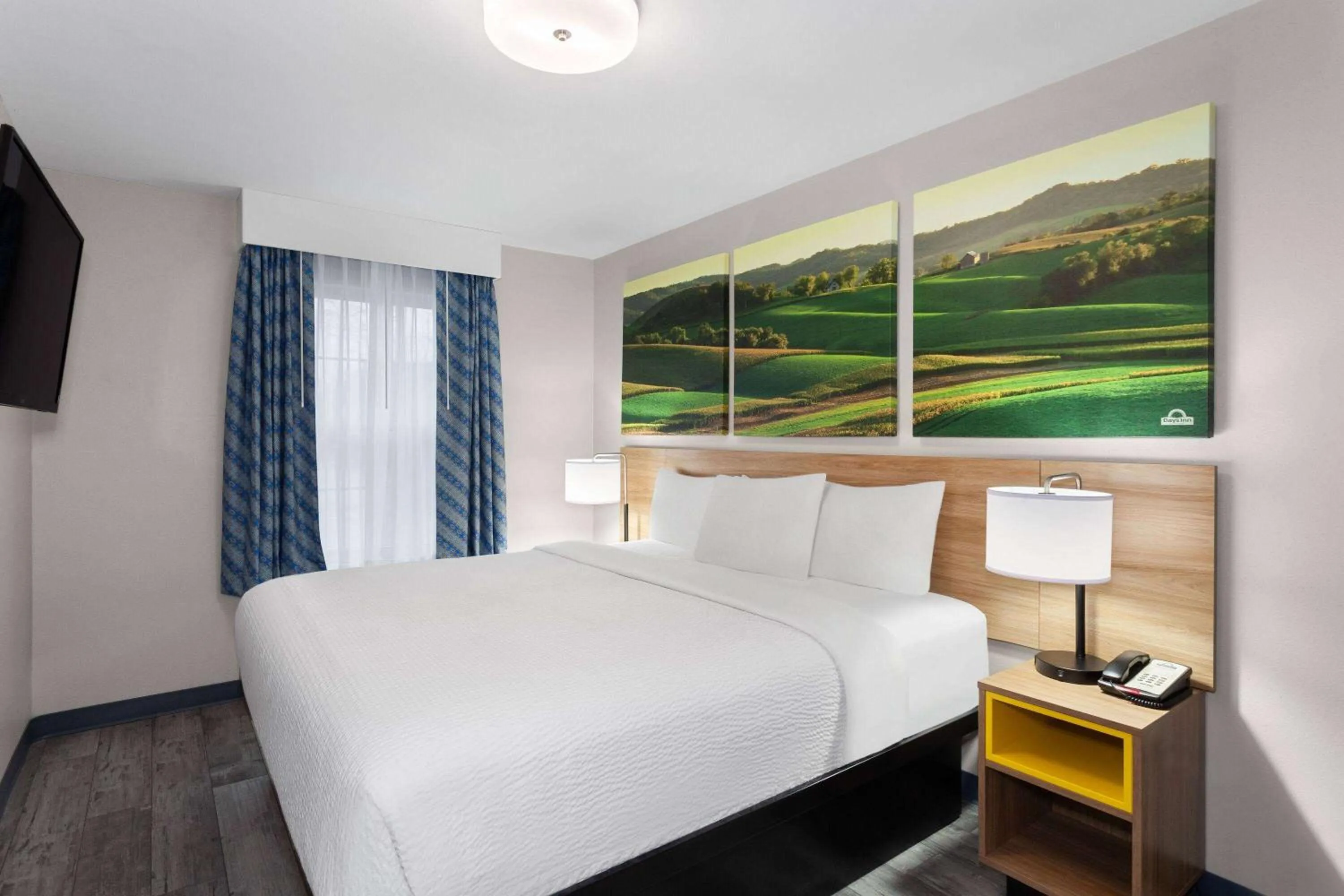 Bed in Days Inn & Suites by Wyndham Sellersburg