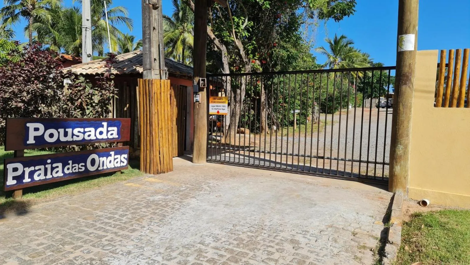 Property logo or sign in Pousada Praia das Ondas - Pé na areia