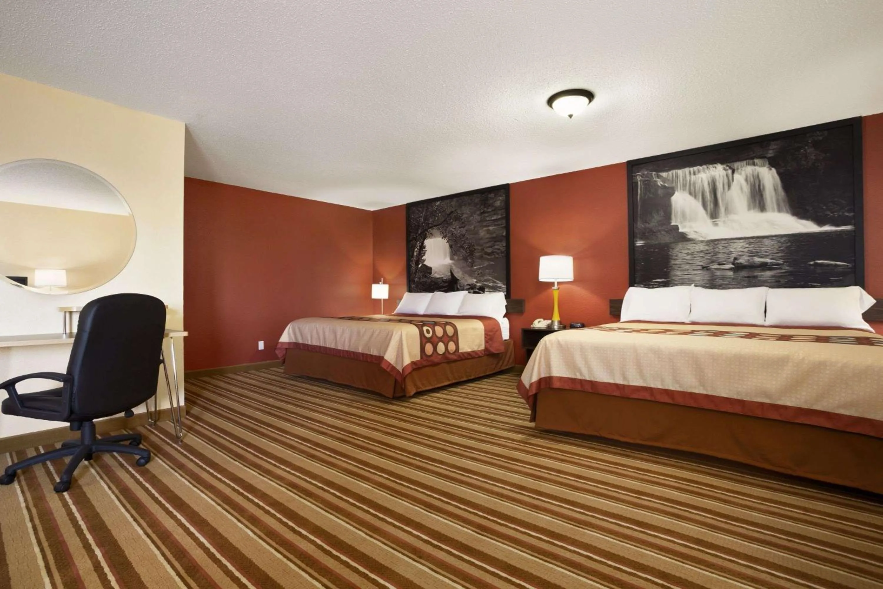 Photo of the whole room, Bed in Super 8 by Wyndham Mattoon