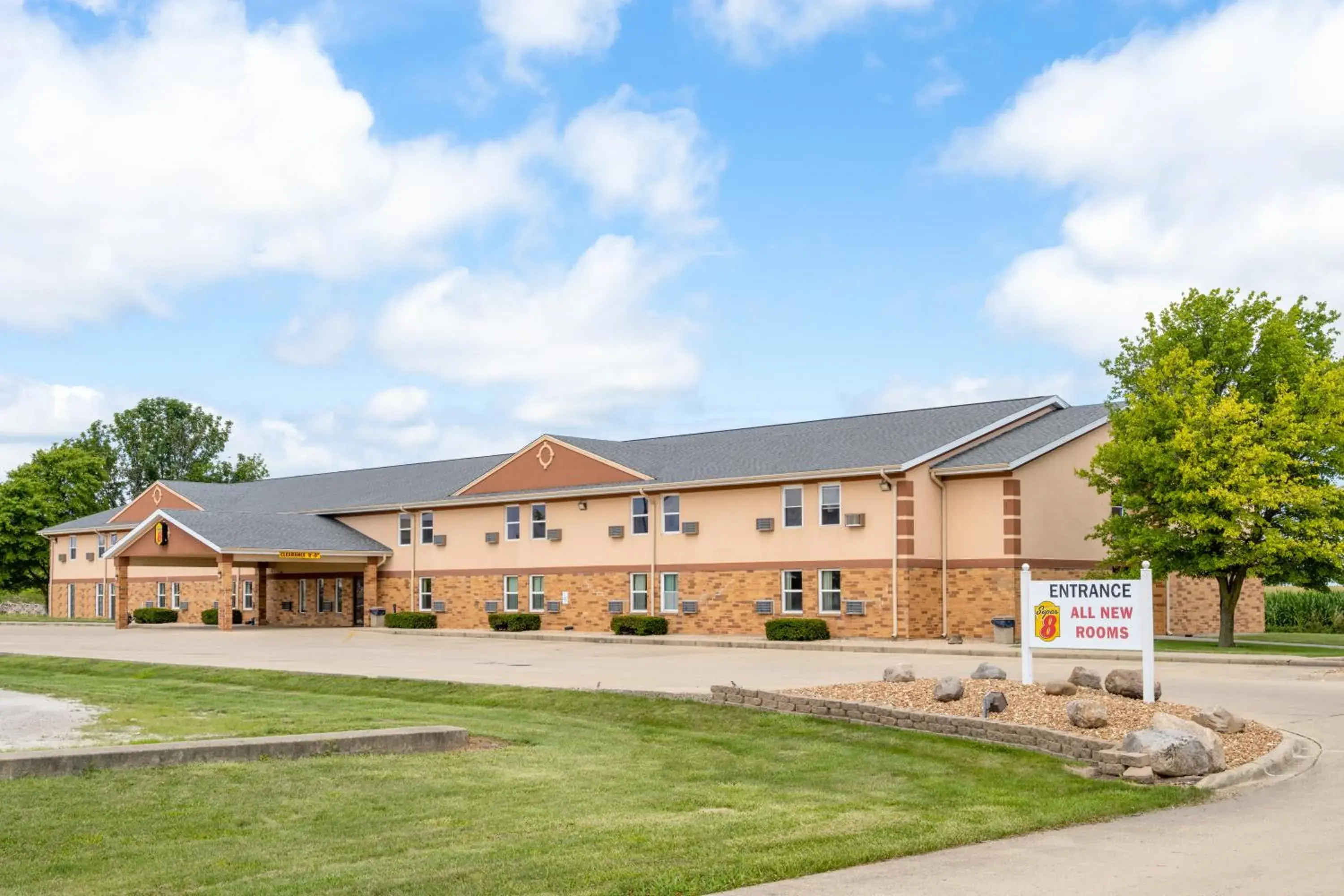 Property building in Super 8 by Wyndham Mattoon Property building in Super 8 by Wyndham Mattoon