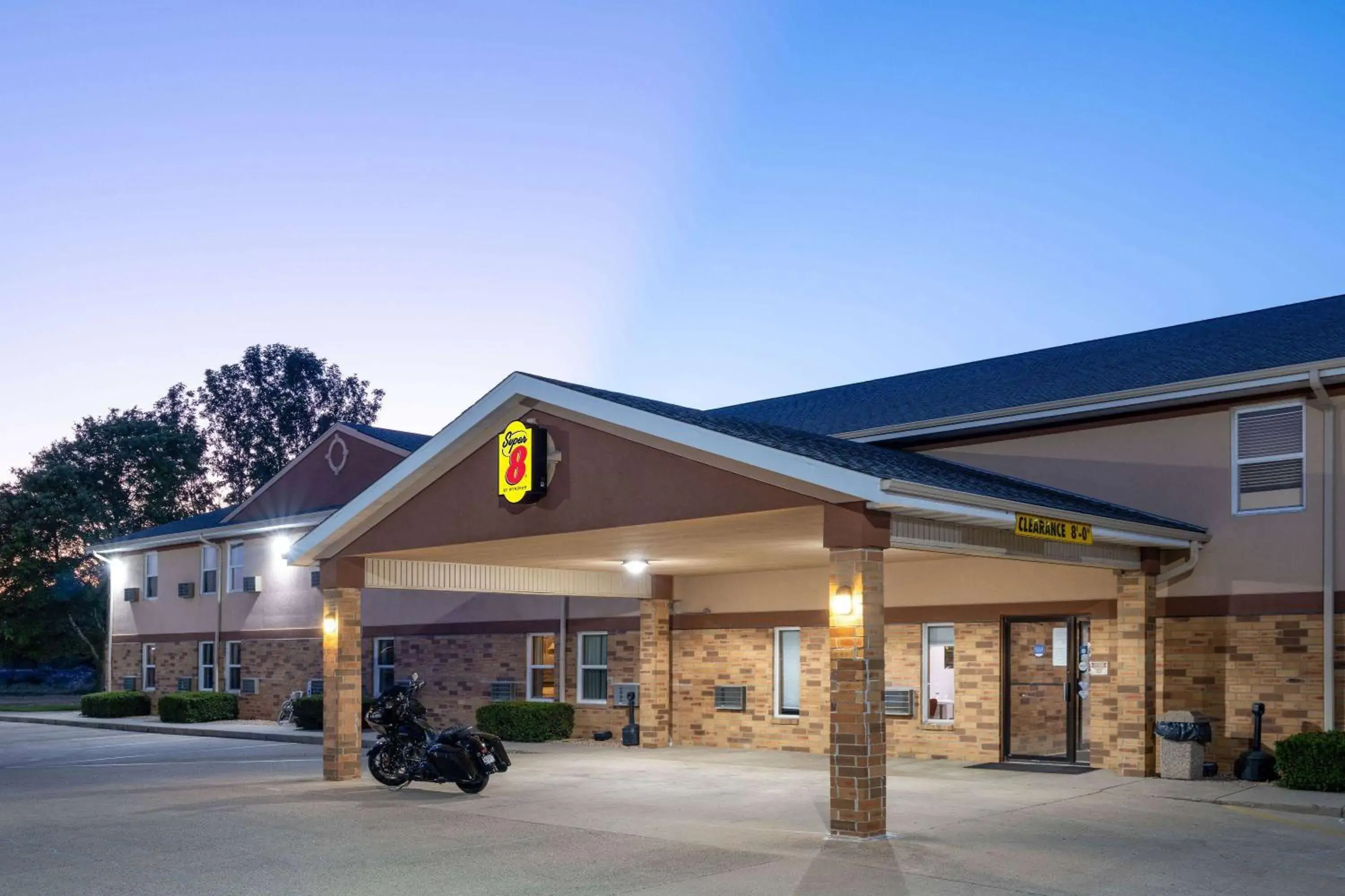 Property building in Super 8 by Wyndham Mattoon Property building in Super 8 by Wyndham Mattoon