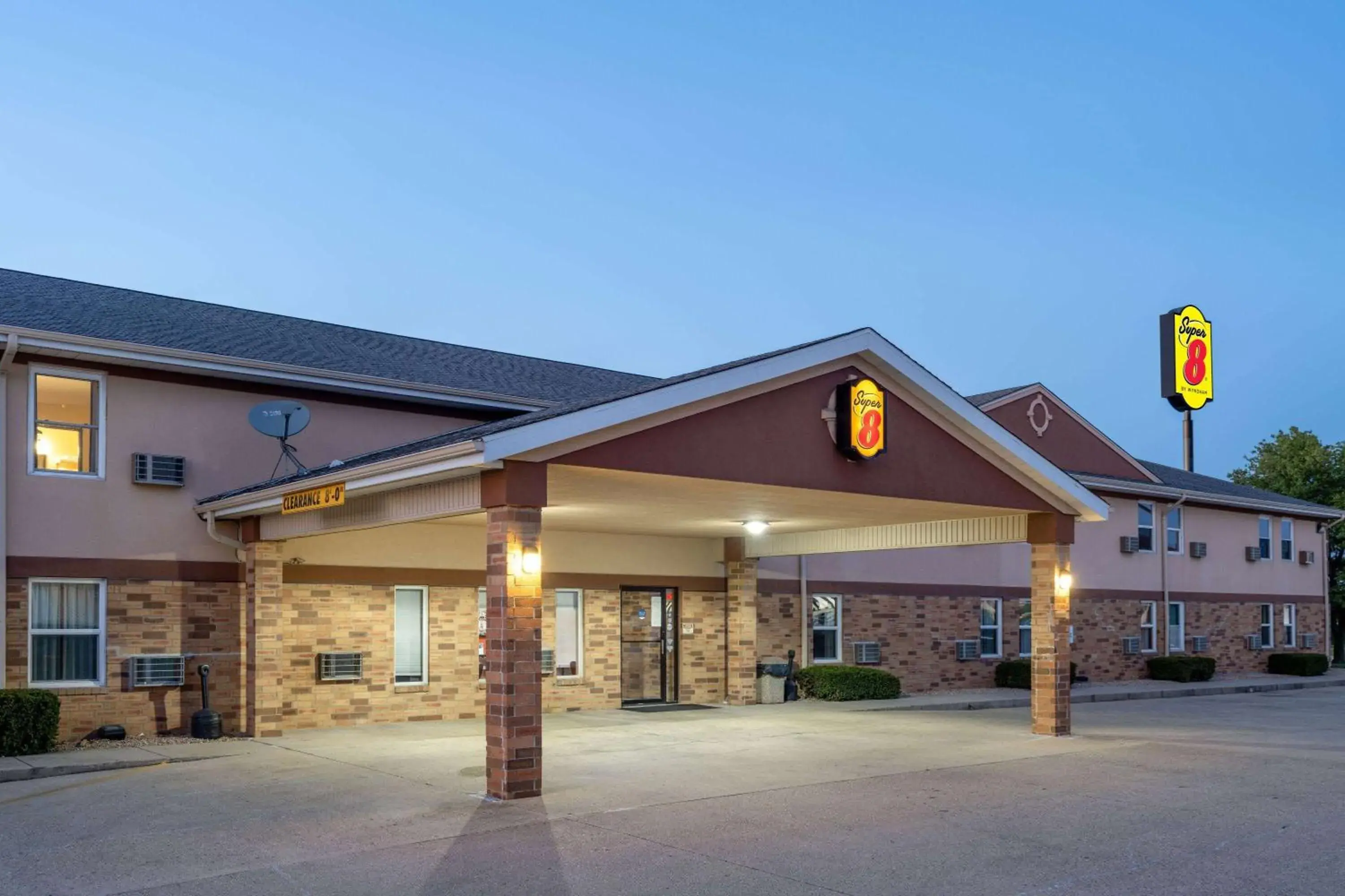 Property building in Super 8 by Wyndham Mattoon Property building in Super 8 by Wyndham Mattoon
