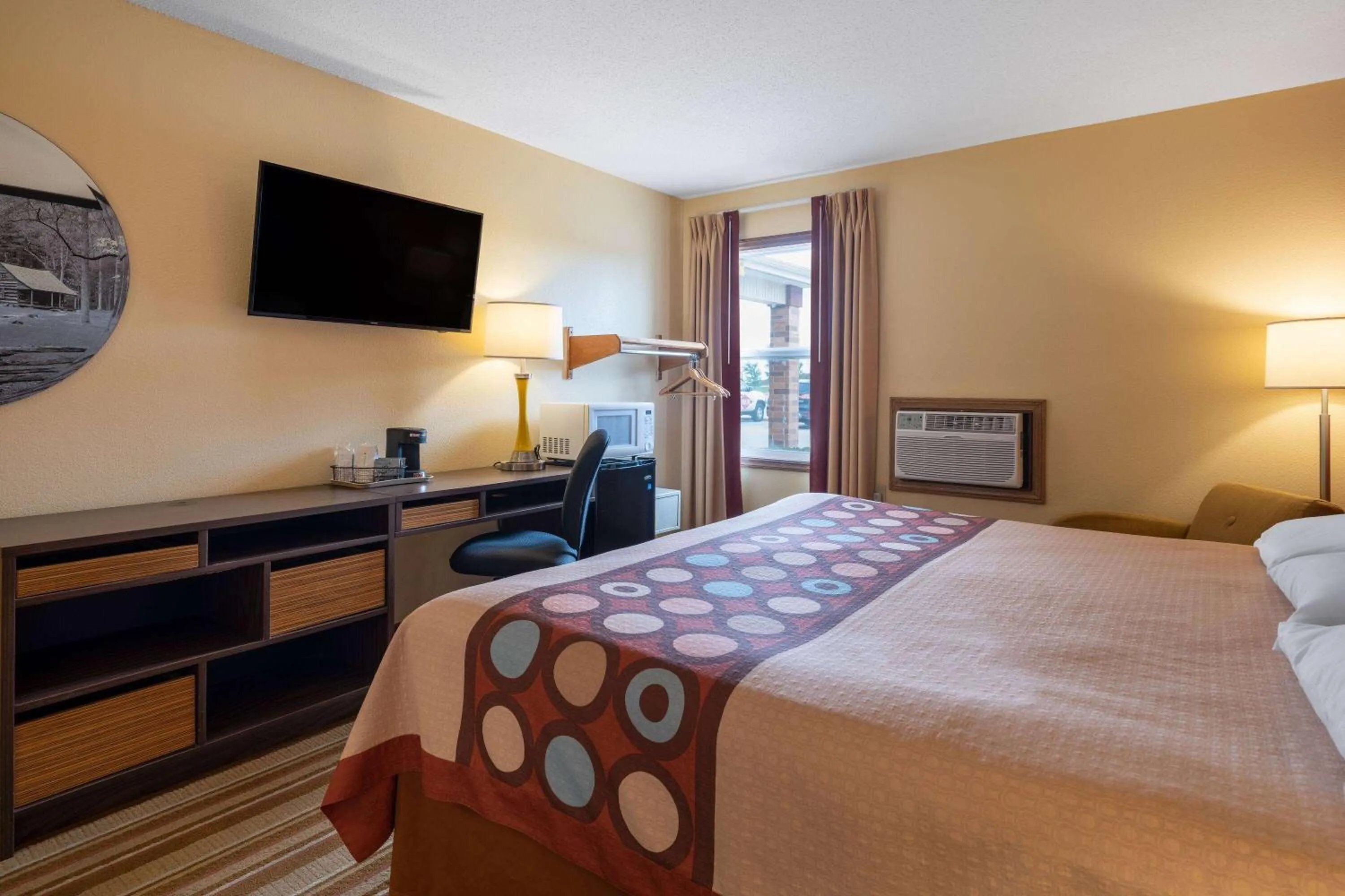 Photo of the whole room, Bed in Super 8 by Wyndham Mattoon