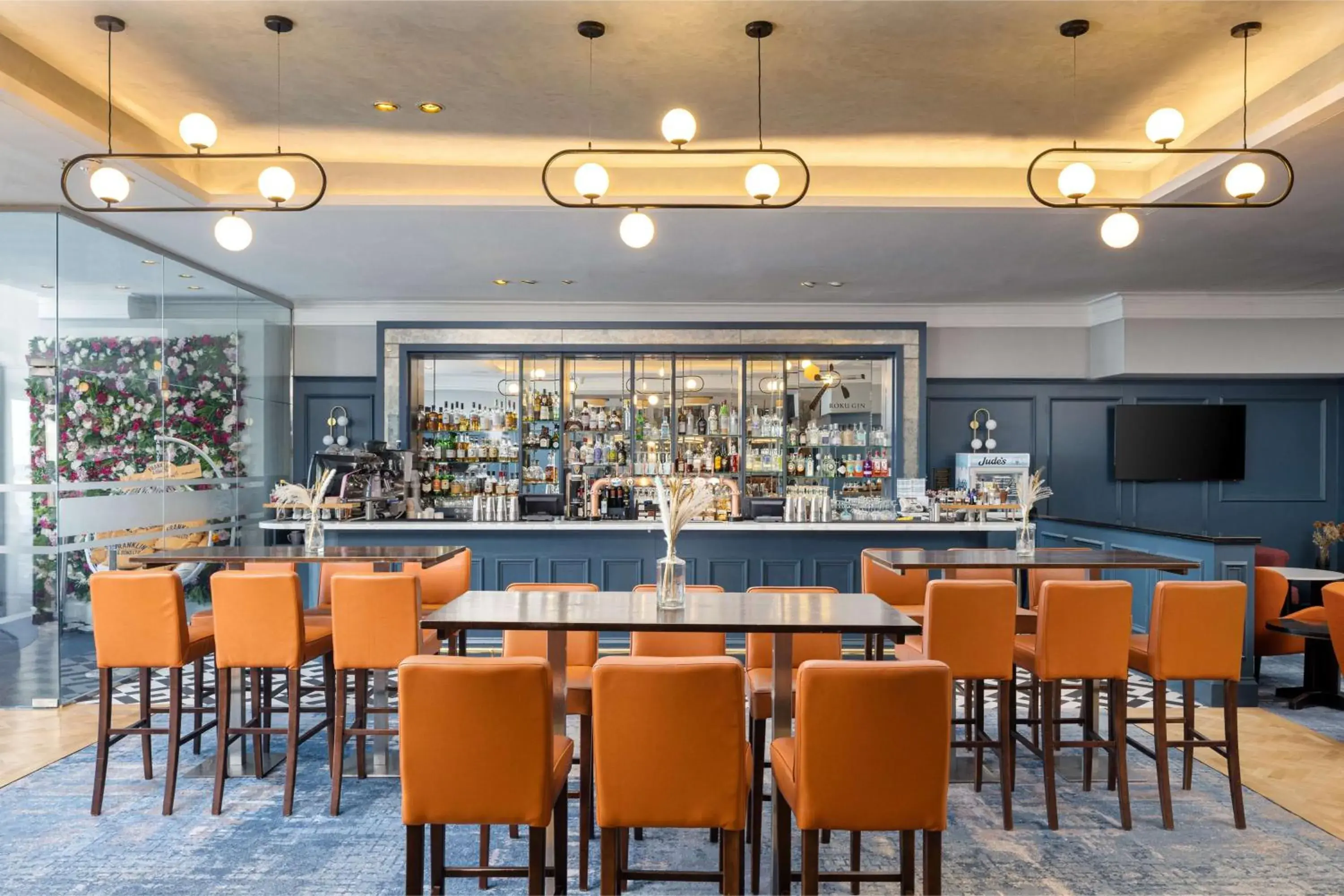 Lounge or bar in DoubleTree By Hilton Brighton Metropole Lounge or bar in DoubleTree By Hilton Brighton Metropole